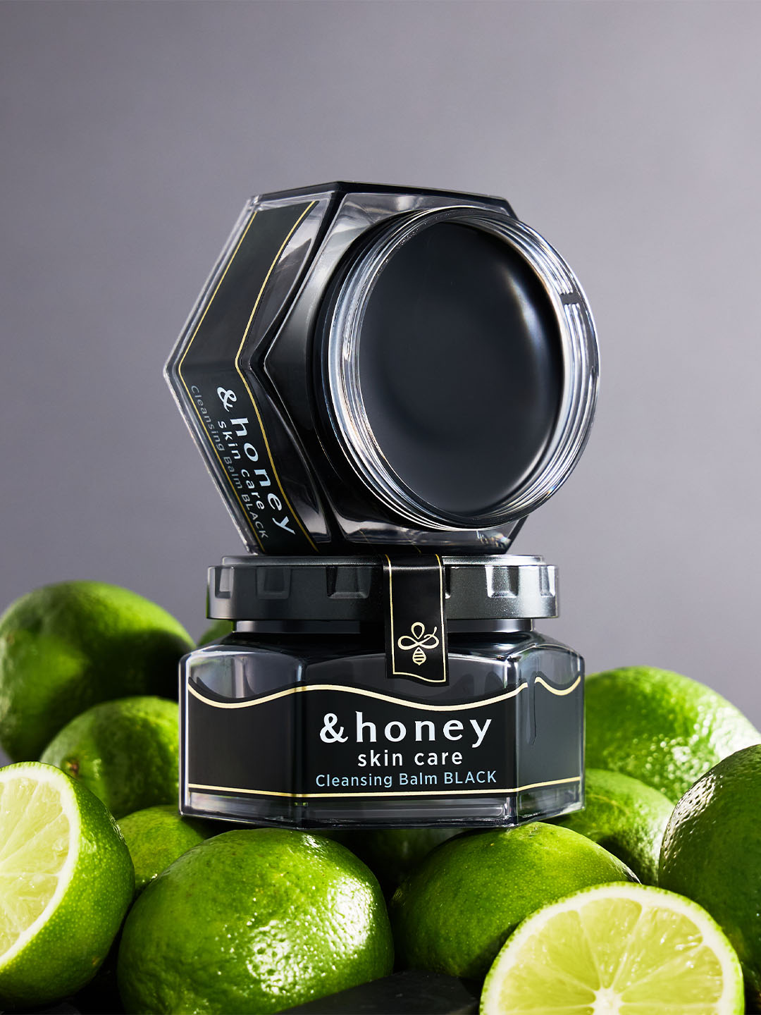 汗ばむ季節、皮脂テカリどうしてる？🌻
ベタついて皮脂テカリや黒ずみが気になる夏は、
クレンジングバーム ブラックで心地よくオフ🖤

黒炭*1×黒泥*2で余分な皮脂を吸着しながら
ハチミツ*3でうるおいケアしてつっぱらない仕上がりに🫧
