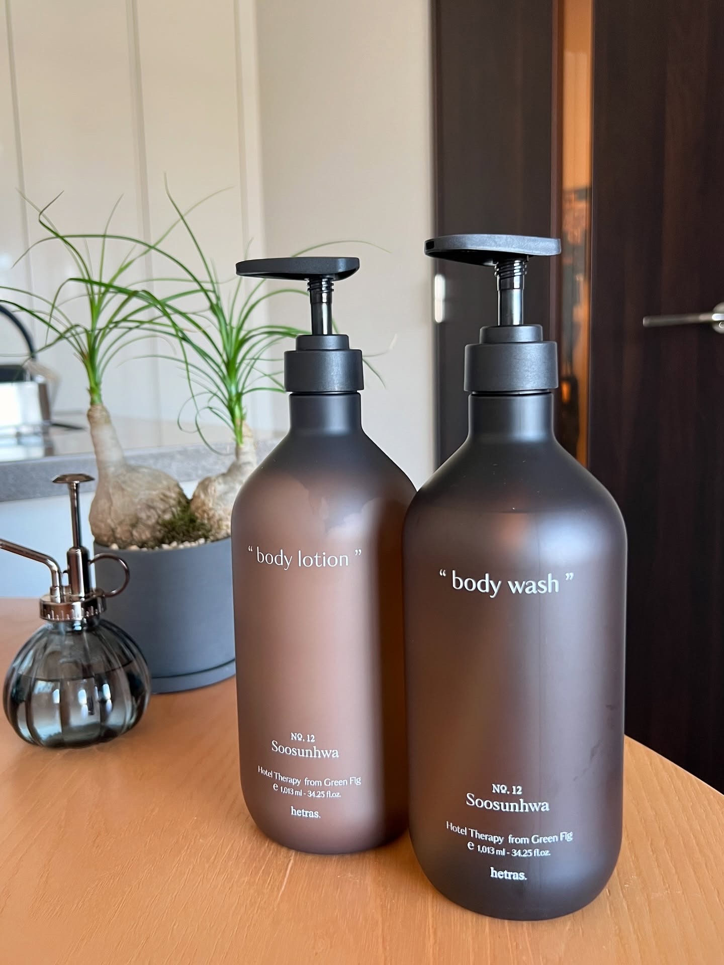 #PR
ディフューザーを愛用してる
#hetras ( @hetras.official.jp )から
#ボディソープ と #ボディクリーム が出たの知ってる？

さすが我らの #ヘトラス さん、
これまた大容量なのがすごい嬉しい…
それぞ