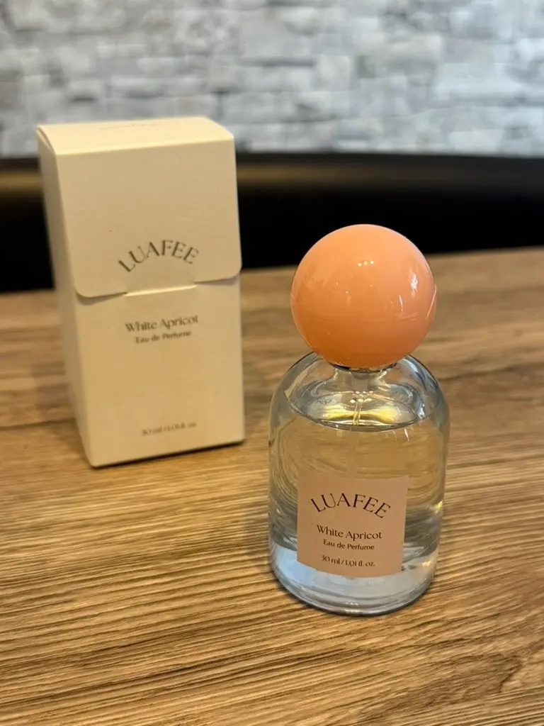 🍑これつけてたら
「香水どこの？」って1日5回聞かれた！

清楚でかわいいピーチムスクの香り🌸
韓国オリーブヤングで人気でQoo10メガ割でも好評❣️ ※1
パケも可愛くて持ち歩きたくなる🎀

※1当社調べ

#PR #LUAFEE 