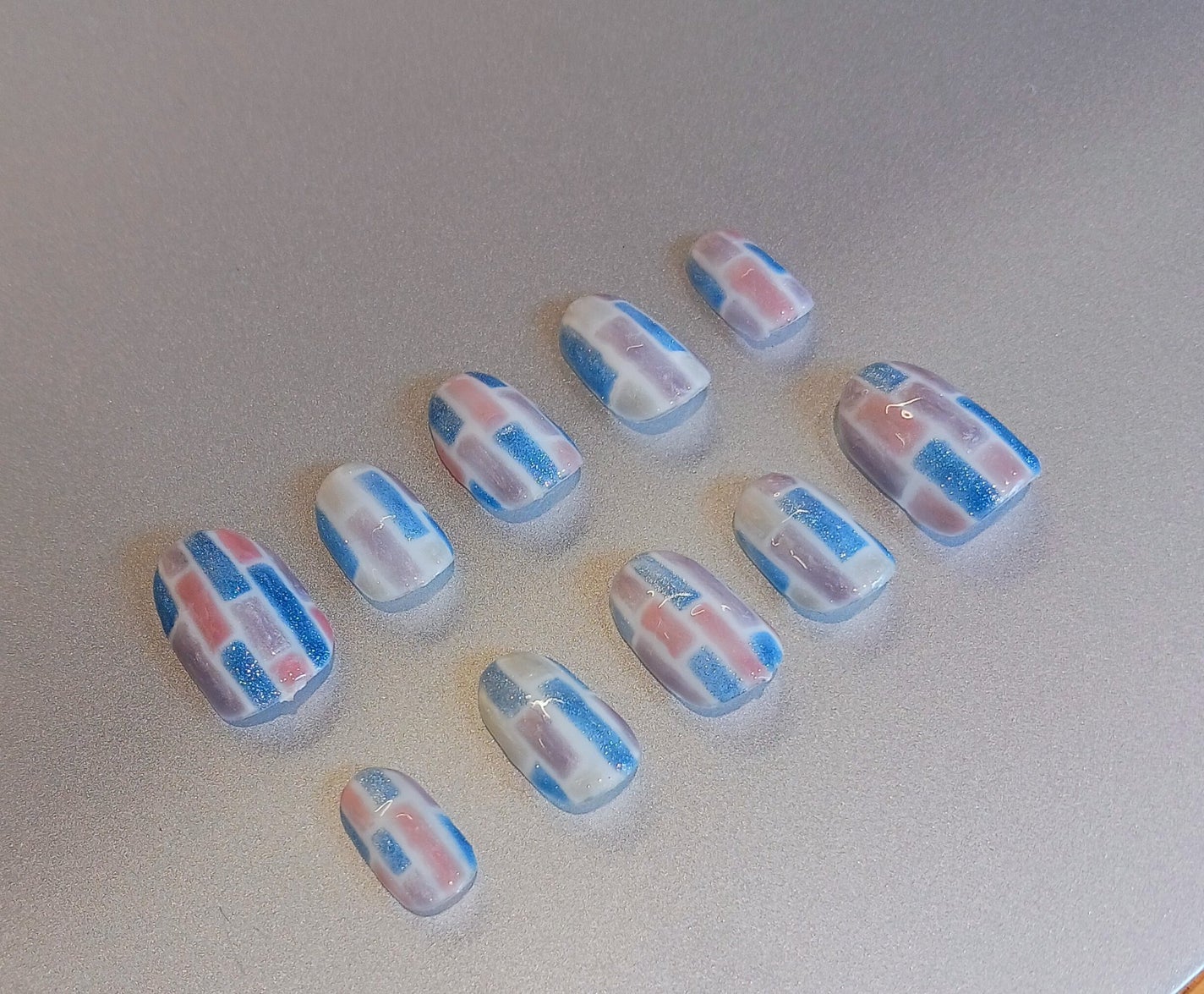 rikonikopooh フォロバ on LIPS 「🫧🎨#タイルネイル#ブロッキングネイル..」(1枚目)