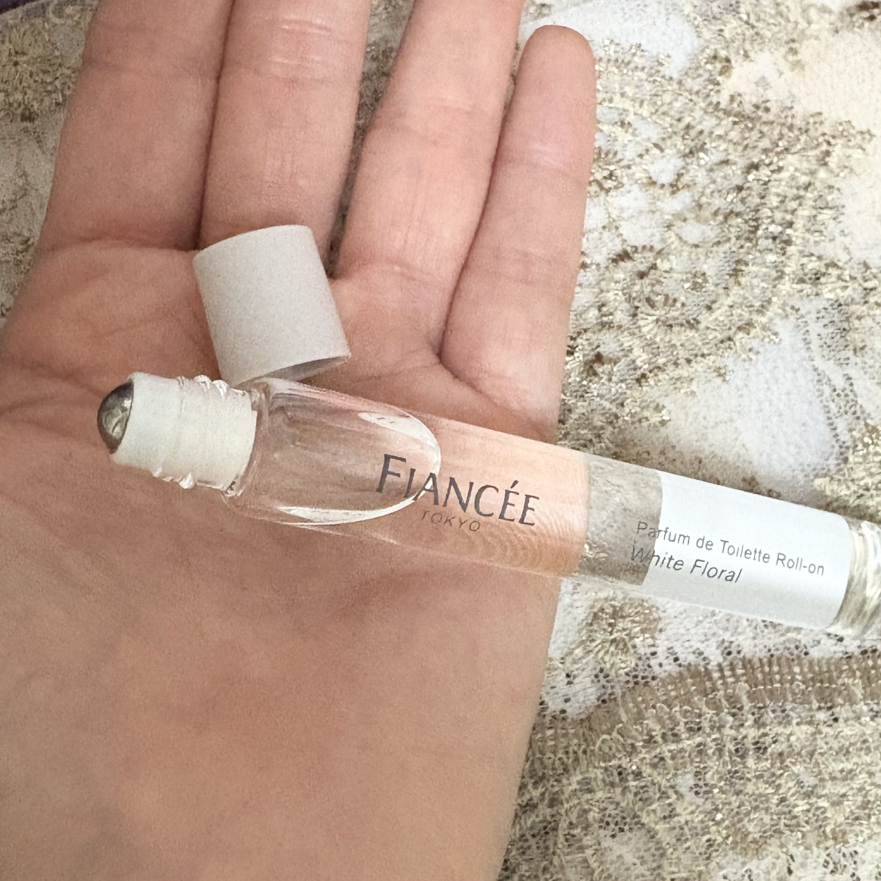 パルファンドトワレ ロールオン ホワイトフローラル/フィアンセ/香水(レディース)を使ったクチコミ（2枚目）