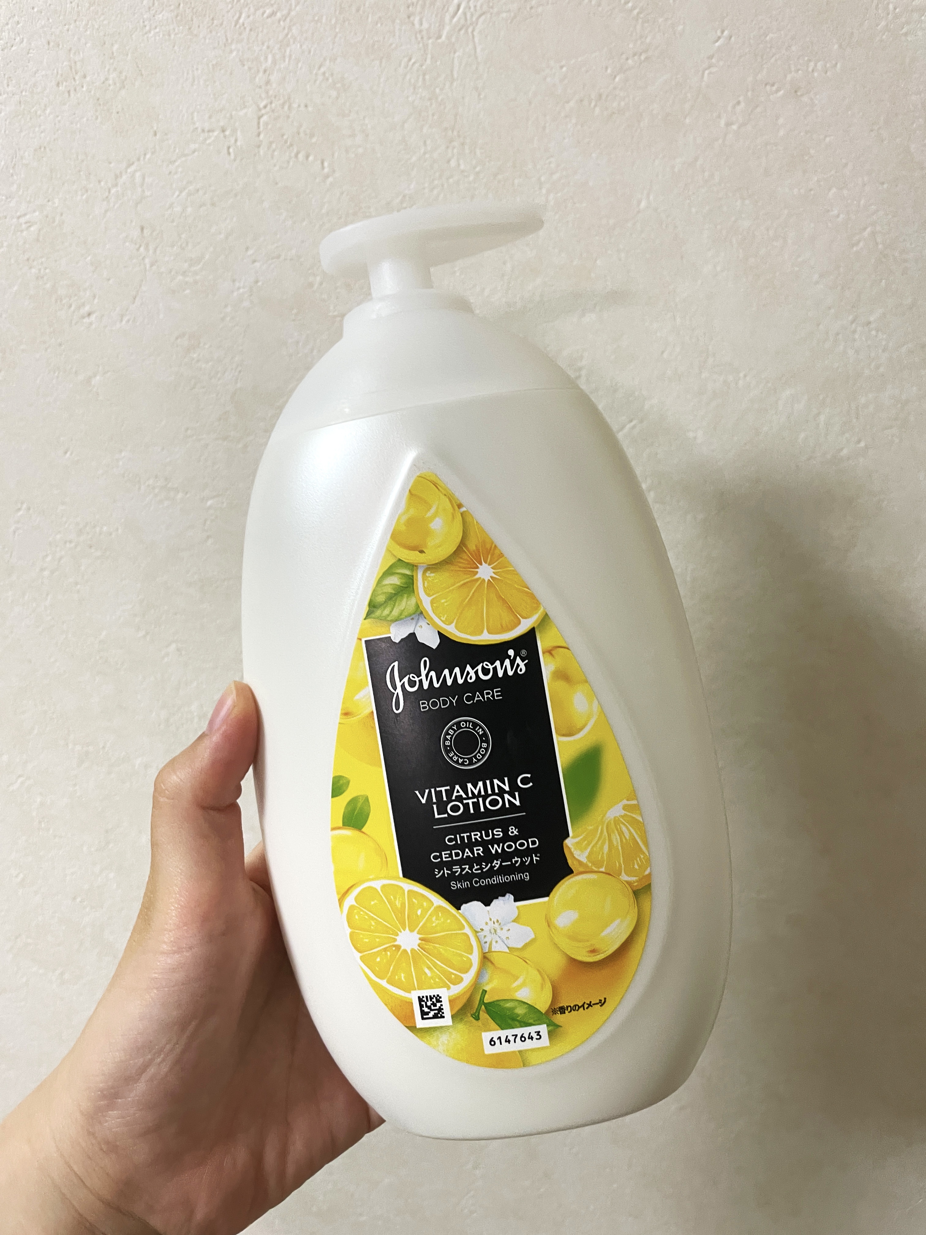 ジョンソンボディケア
VC アロマミルク
500ML

リップスからいただきました！

ボディミルクです！

みずみずしくベタつかないテクスチャーでした。

ただ、香りがあまり好きではなかったです。

外国の安い香水