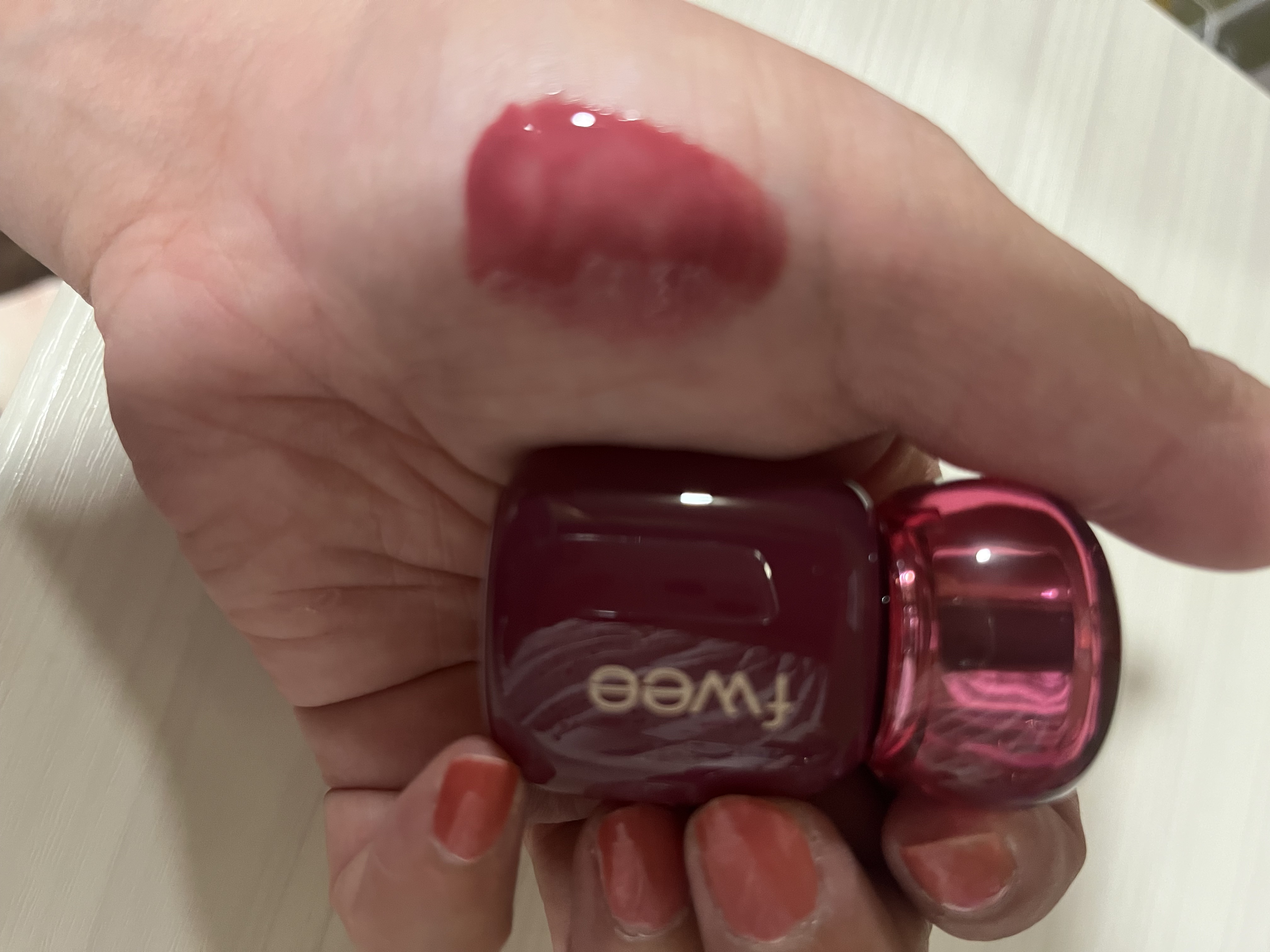 フィー 3Dボリューミングティント 06 ベリーポップ/fwee/リップティントを使ったクチコミ（2枚目）