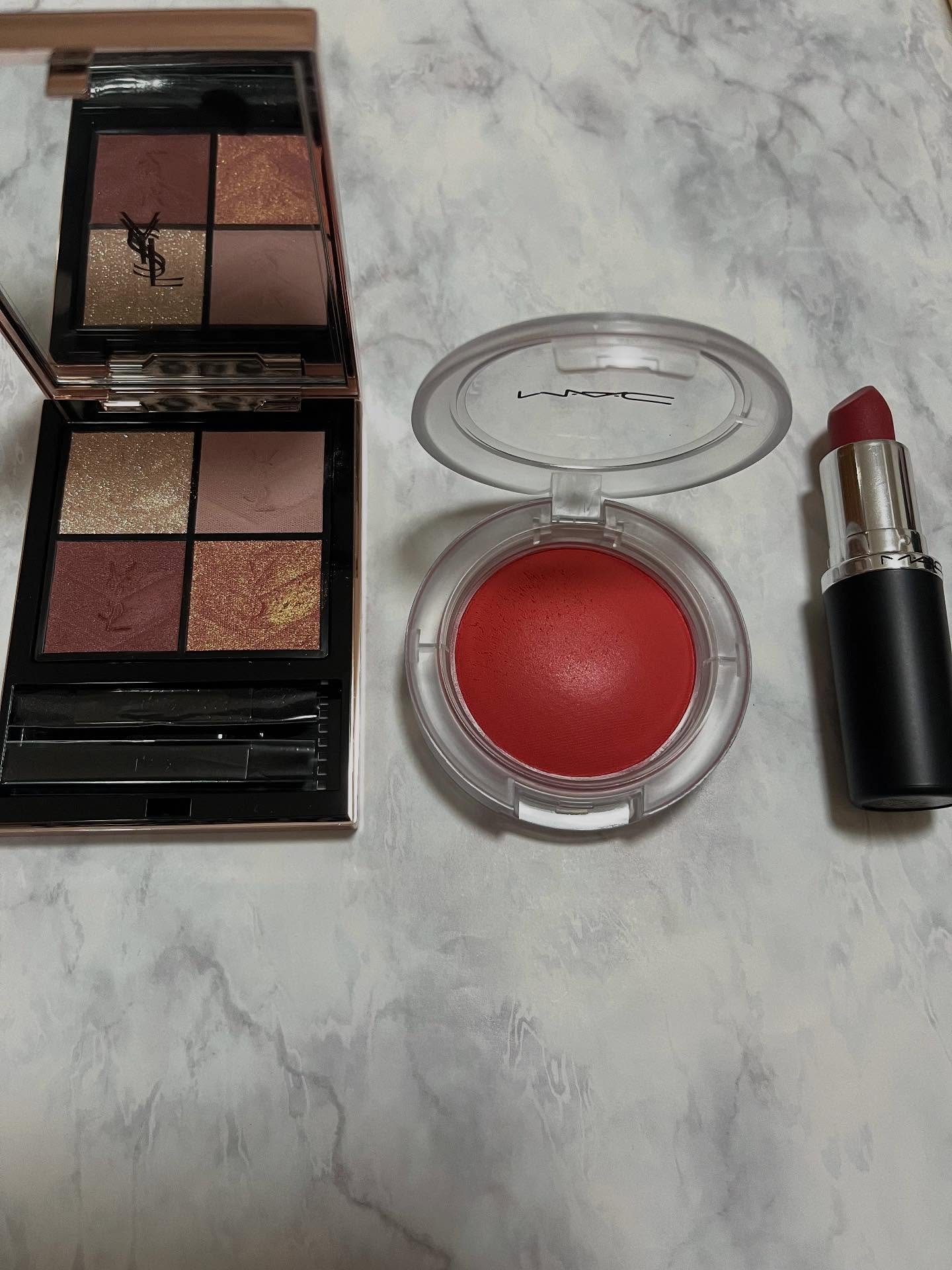 YVES SAINT LAURENT BEAUTE
クチュール ミニ クラッチ
No.825　バーニング デザイア＜コレクター＞
かわいいアイシャドウ😆❤️
見た目も色もかわいくて
お気に入り😁✨
発色はそこまで濃くないから使いやすい�