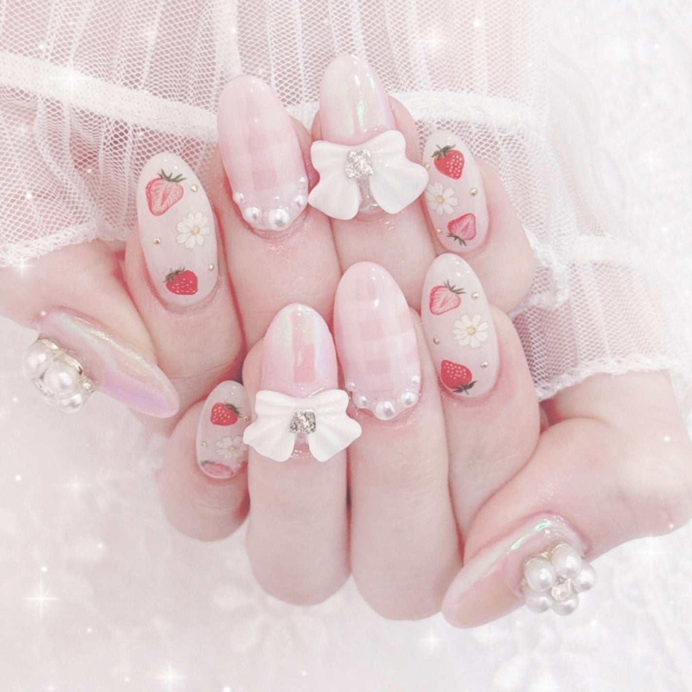 はーちゃん on LIPS 「今のネイル🍓💭時期なのでいちごネイルにしたよ!#ジェルネイル..」(1枚目)