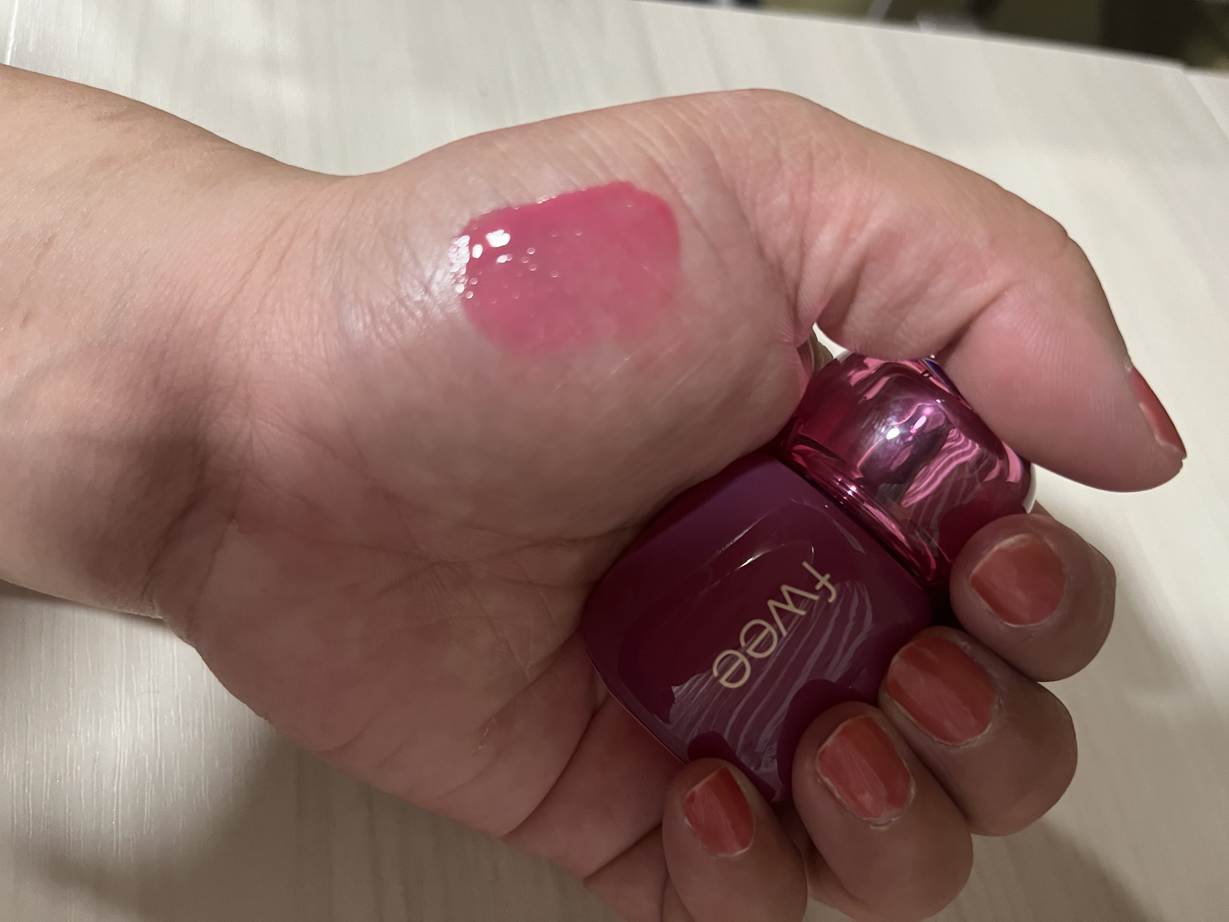 フィー 3Dボリューミングティント 06 ベリーポップ/fwee/リップティントを使ったクチコミ（3枚目）