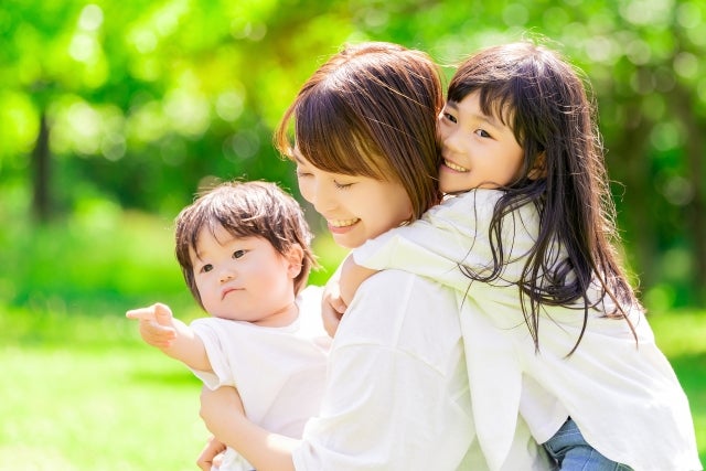 外で遊んでいる親子