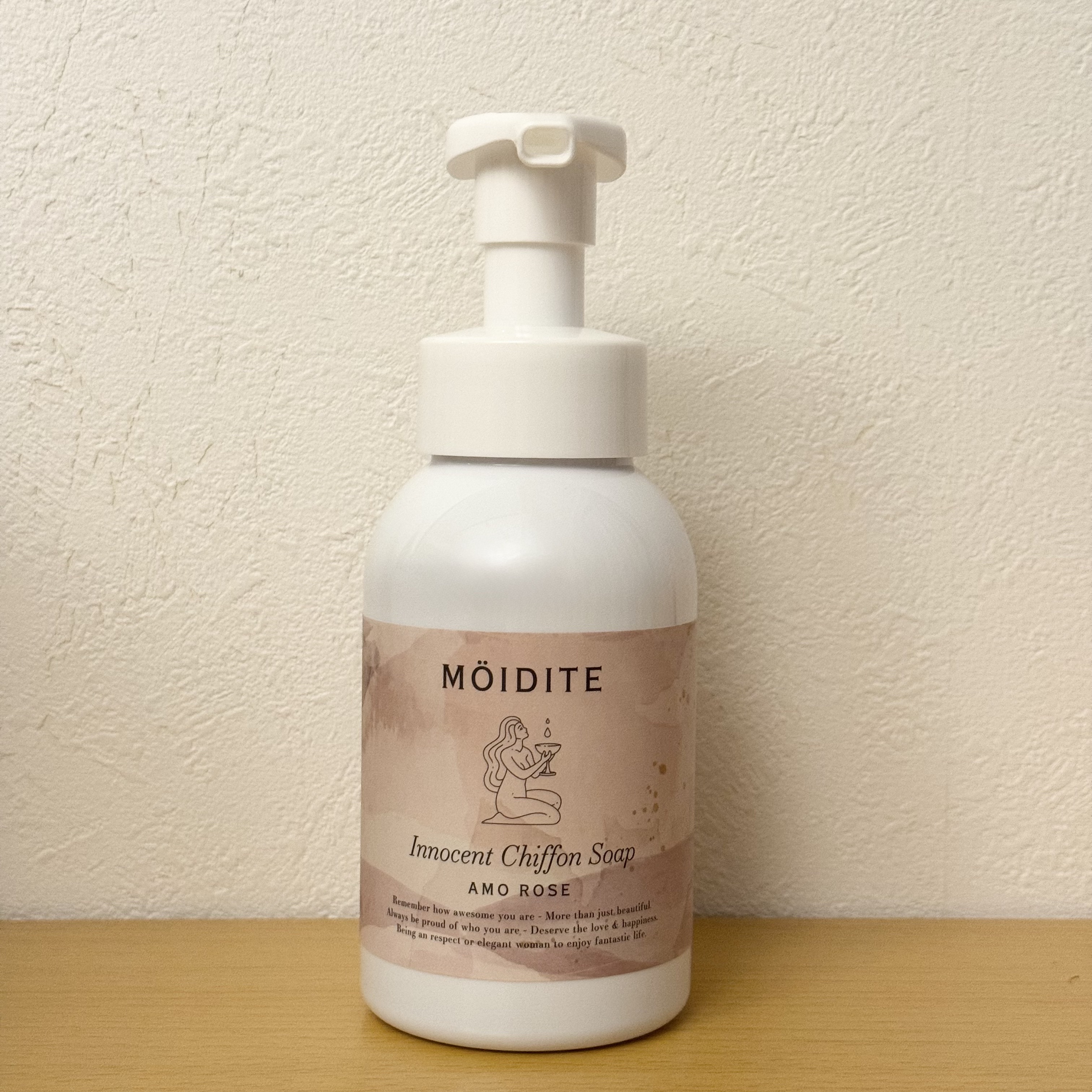 ┈┈┈┈┈┈┈┈┈┈

MOIDITE

イノセントシフォンソープ アモーローズ

┈┈┈┈┈┈┈┈┈┈

こちらの商品はデリケートな肌のことを考えて作られた商品！

軽めのサラッとした泡で洗い心地が良く、ハーブの爽やかな香りが良く心落ち着