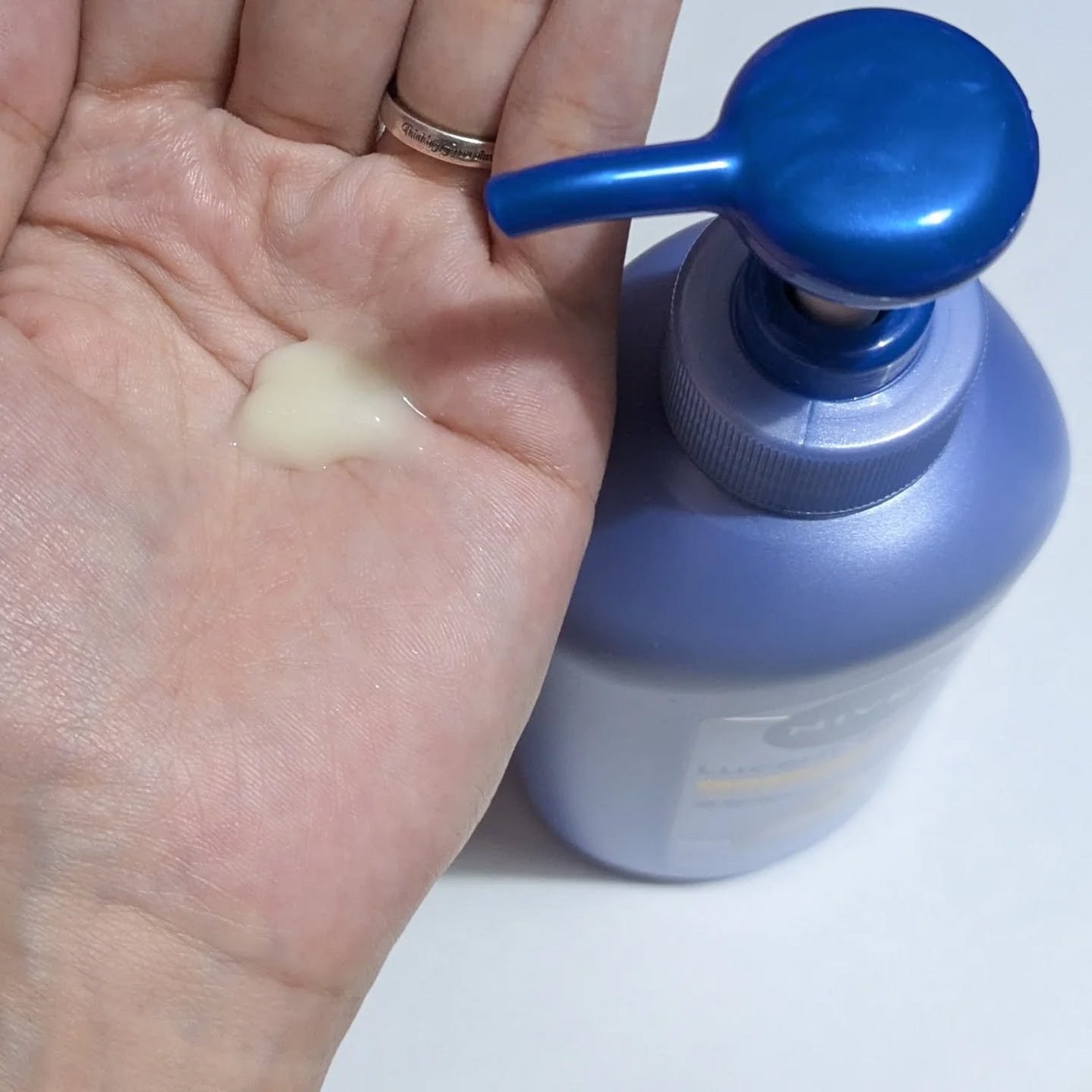 ニベア ルーセントビューティ バイタルエンリッチ ふっくら豊潤美容液ボディミルク カモミール&ローズの香り/ニベア/ボディミルクを使ったクチコミ(2枚目)