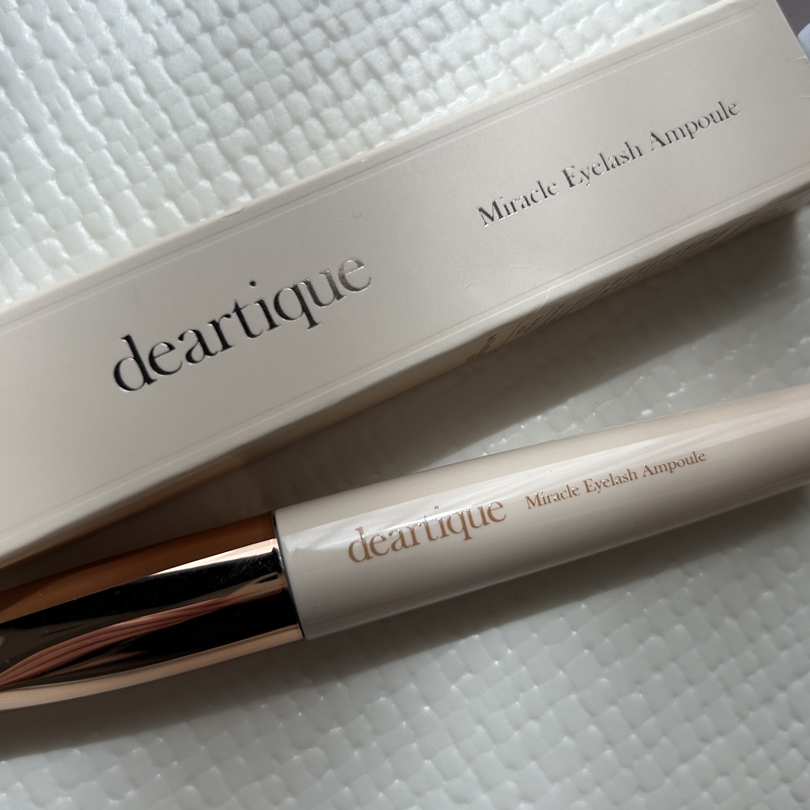 ふわふわのブラシだから
液体をしっかりすってくれてるから

まつ毛の生え際に
とっても塗りやすい^_^

まつ毛生き返る〜！って感じする！

deartiqueミラクルアイラッシュアンプル
ぜひ使ってみて💕