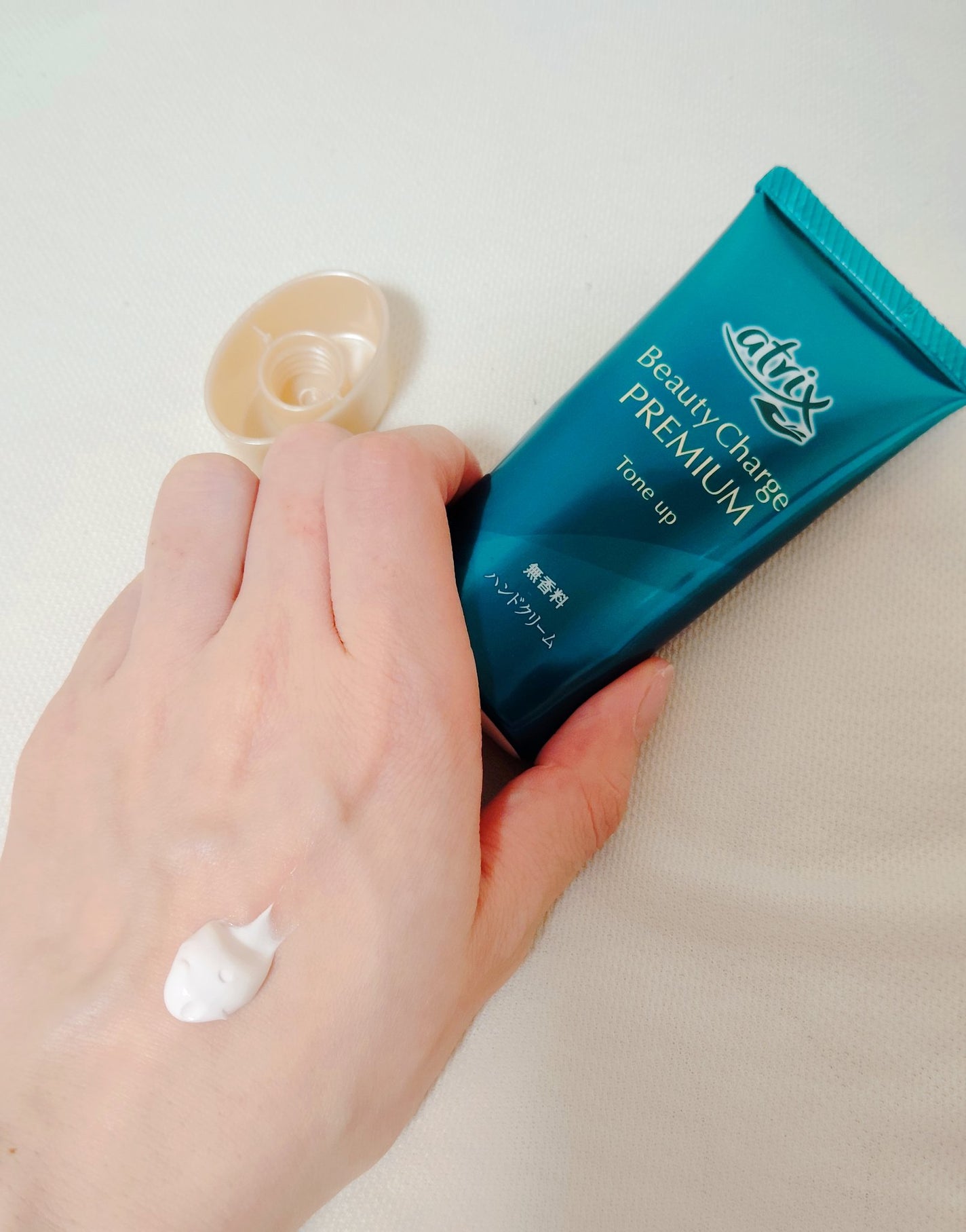 アトリックス ビューティーチャージプレミアム トーンアップ ハンドクリーム 無香料/アトリックス/ハンドクリームを使ったクチコミ(2枚目)