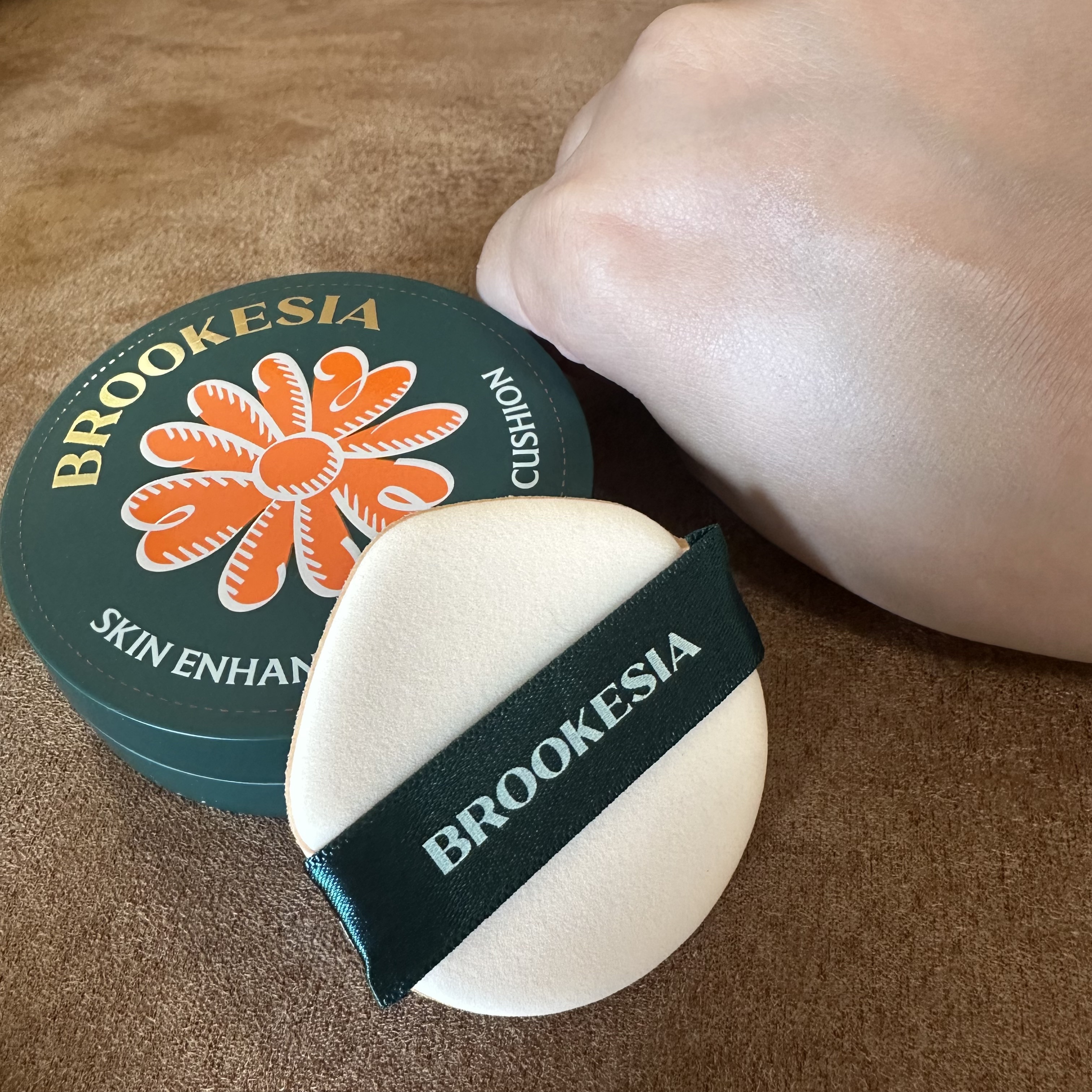 スキンエンハンサー コンパクト クッション (マット) #4 ダークベージュ/BROOKESIA/クッションファンデーションを使ったクチコミ（2枚目）