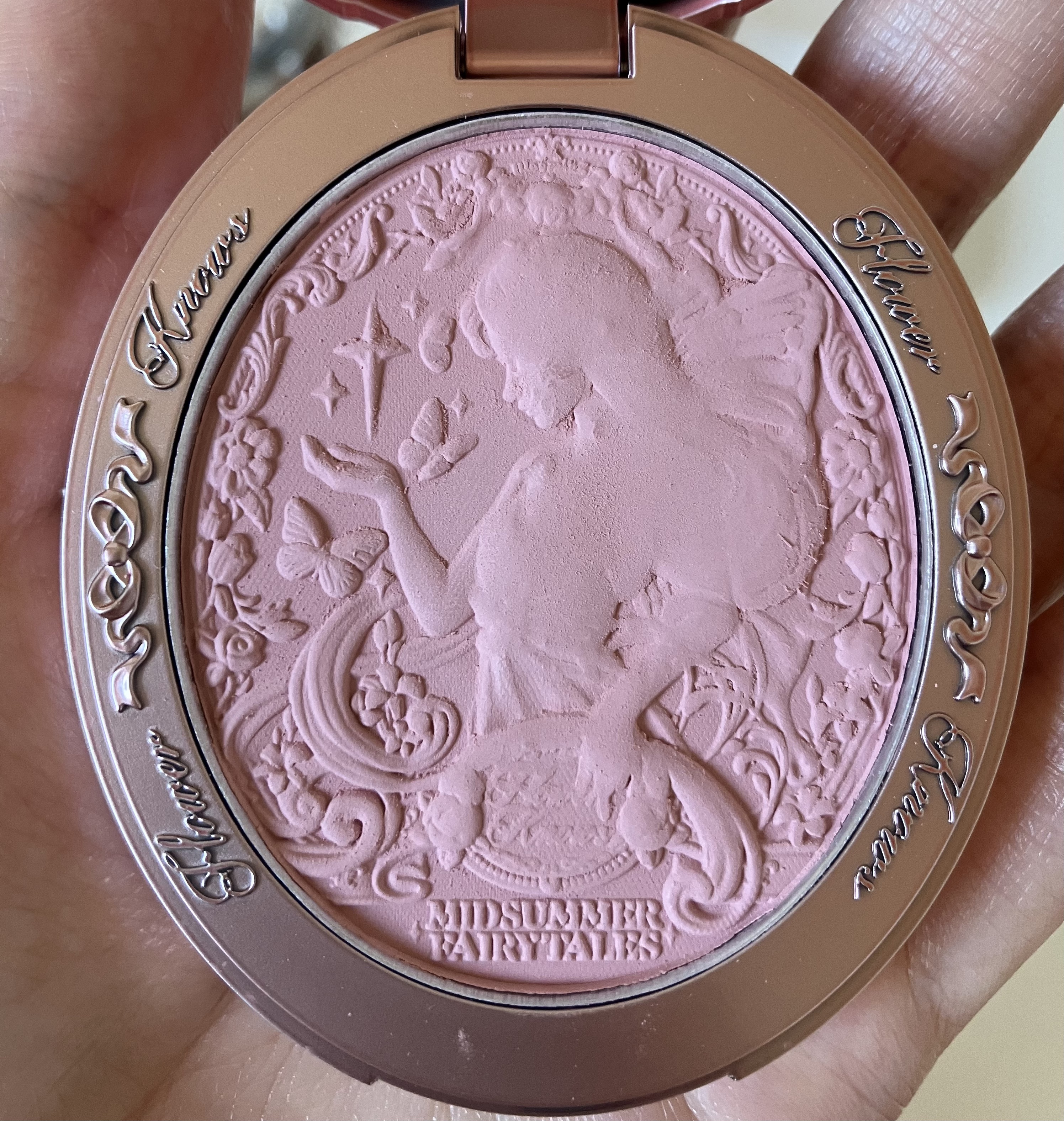 ミッドサマーフェアリーテイルズ コレクション ベルベットチークブラッシュ 02 Daffodil Lily/FlowerKnows/パウダーチークを使ったクチコミ（1枚目）