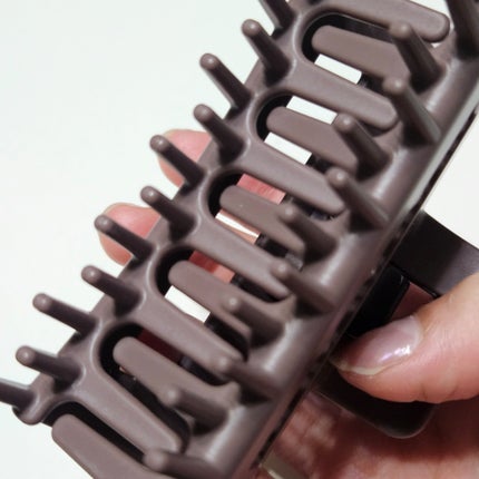 髪になじませるトリートメントコームつきヘアクリップ/セリア/ヘアケアグッズを使ったクチコミ(5枚目)