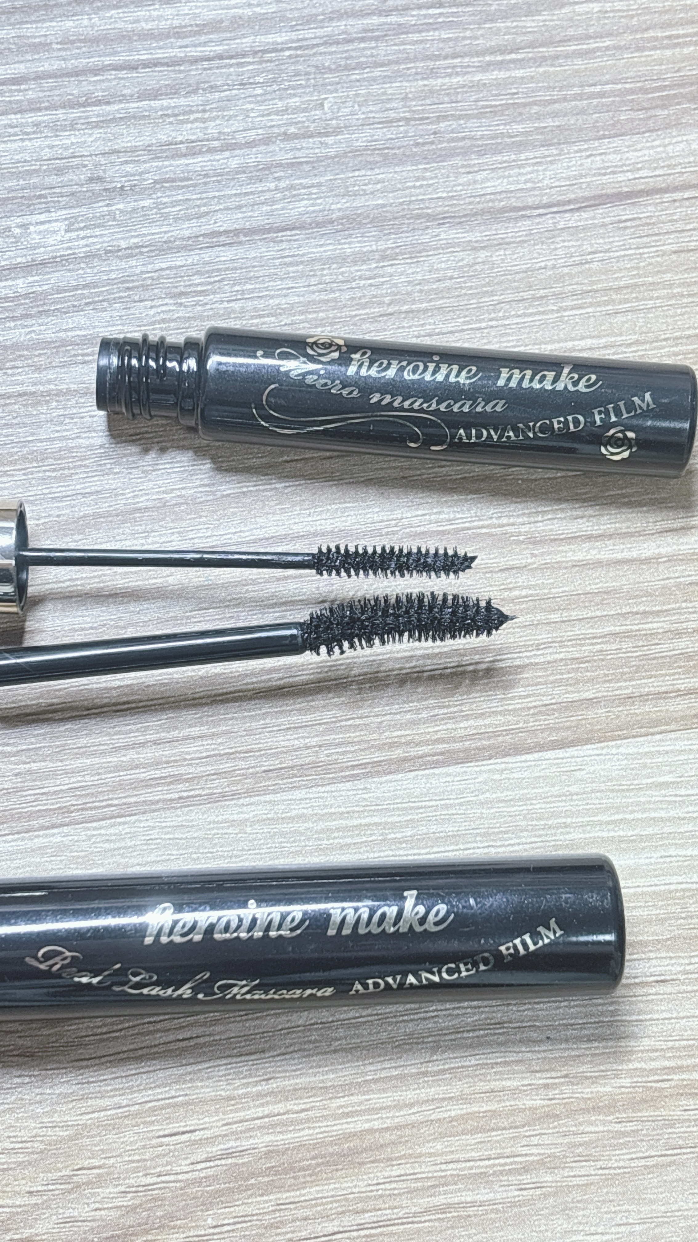 最強マスカラ💪
ヒロインメイク ロング＆カールマスカラ アドバンストフィルム 01 漆黒ブラック(下)

下が通常販売品(購入品)
上はLINEからの応募のミニサイズ(当選品)

普通に伸びるし量もあるようになるし下がらないし使いやすい！