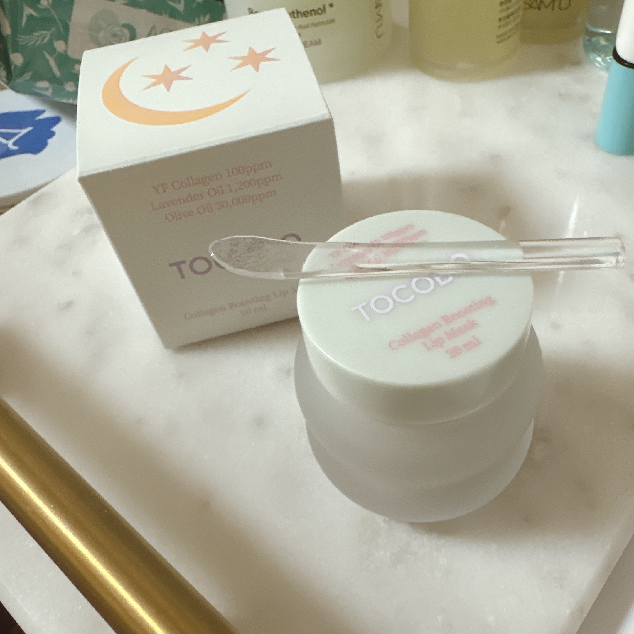 TOCOBO様より
コラーゲンブースティングリップマスク頂きました❣️✨️

 見た目もころんっとしていてめちゃ可愛い🥺💘


このコラーゲンブースティングリップマスクは特にシワや乾燥が気になる方に✨️
香りもほんのりとラベンダーの香り