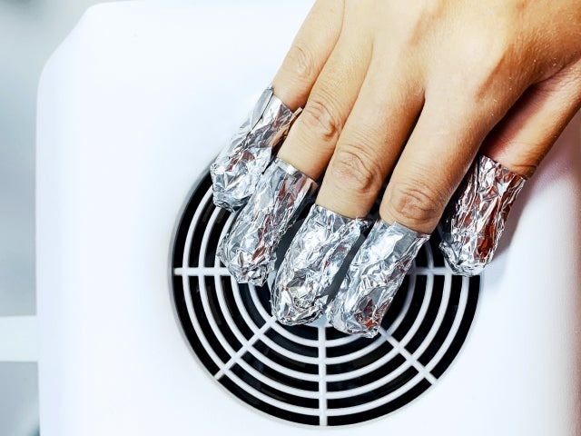 ジェルネイルのオフをしている手