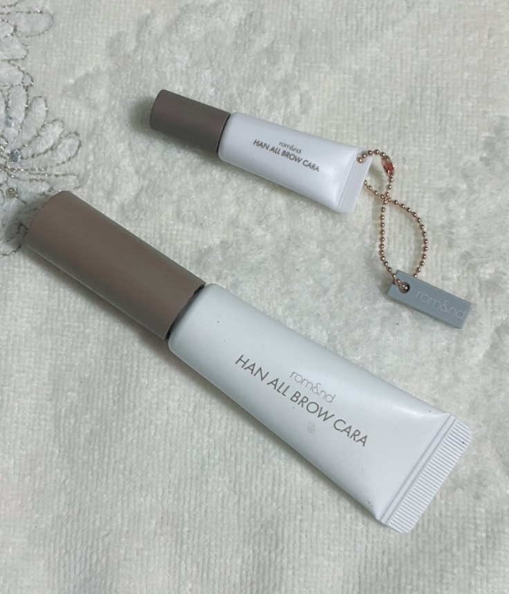 rom&nd　ハンオールブロウカラ

03　モダンベージュ　MODERN BEIGE

¥1,210

 ミニチュアゲット！！
まんますぎて可愛い

大好きな眉マスカラ〜

個人的に、今まで使った商品の中で一番発色がいいかも！眉全体が染まる