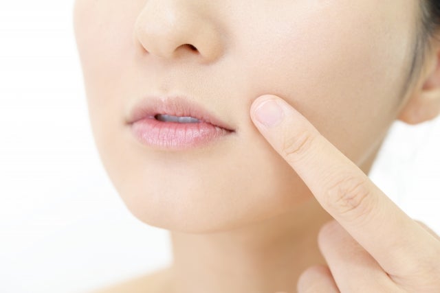 小鼻の黒ずみ汚れの落とし方を徹底解説!正しいスキンケア方法とおすすめアイテムを紹介のサムネイル