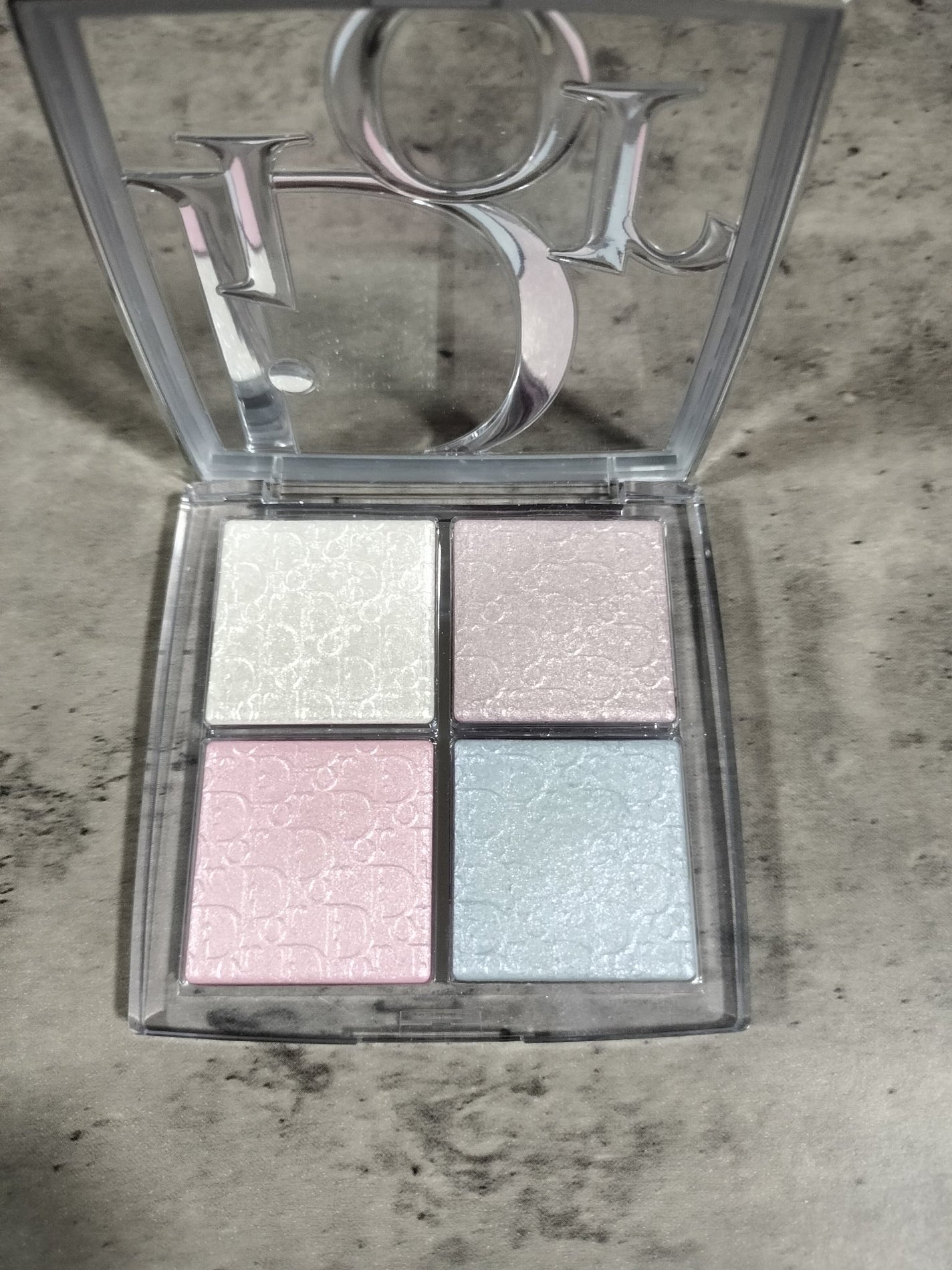 みーなつ on LIPS 「Diorディオール バックステージグロウマキシマイザーパレット..」(2枚目)