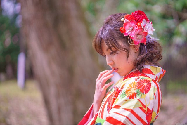 うつむき加減の女性