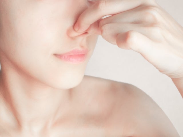 小鼻をつまむ