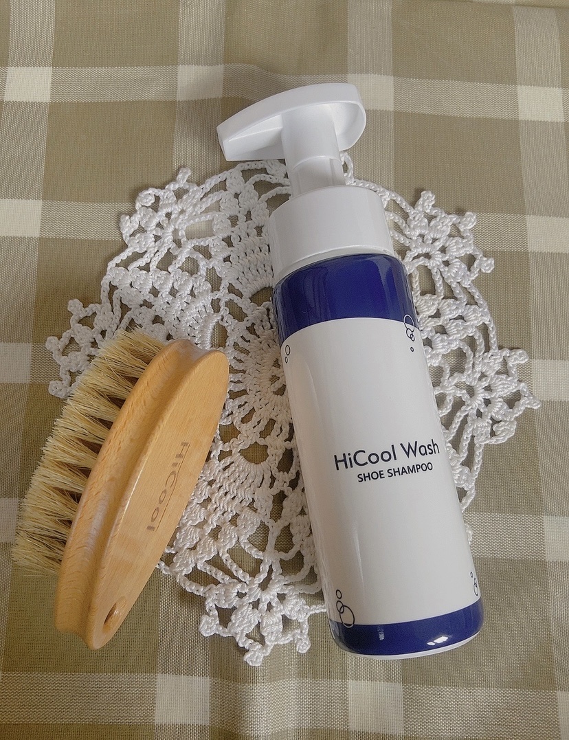汚れた靴などを濡らさず
洗えてしまうシャンプー🤍🫧

バケツにお水を入れて洗うのが大変な
かたはぜひおすすめしたい！！

こたてらをサンプッシュほどして
ぶらしでゴシゴシするだけであっというまに
よごれが泡と落ちてくれて綺麗になります�