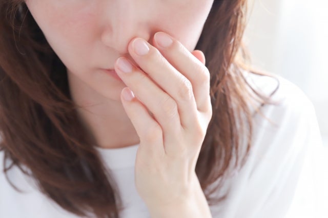 小鼻に触れる女性