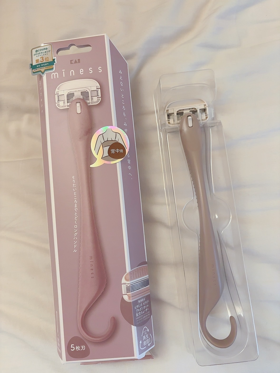 こんな長いカミソリ初めて見たっ😲❣️

背中って手伸ばしても中々届かなくてストレス感じてたけど、これなら楽に出来た🥹

・刃部は肌の凹凸に合わせてヘッドが左右前後に動く首振り機構※1と、刃1枚1枚が動く独立サスペンションの5枚刃（シーム