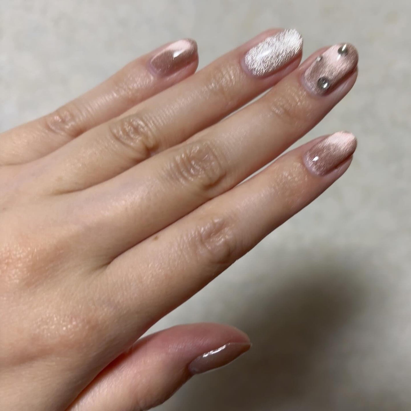 ho.ma.ri on LIPS 「今月のネイル💅今月はグレージュのマグネット。マグネットは微妙な..」(2枚目)