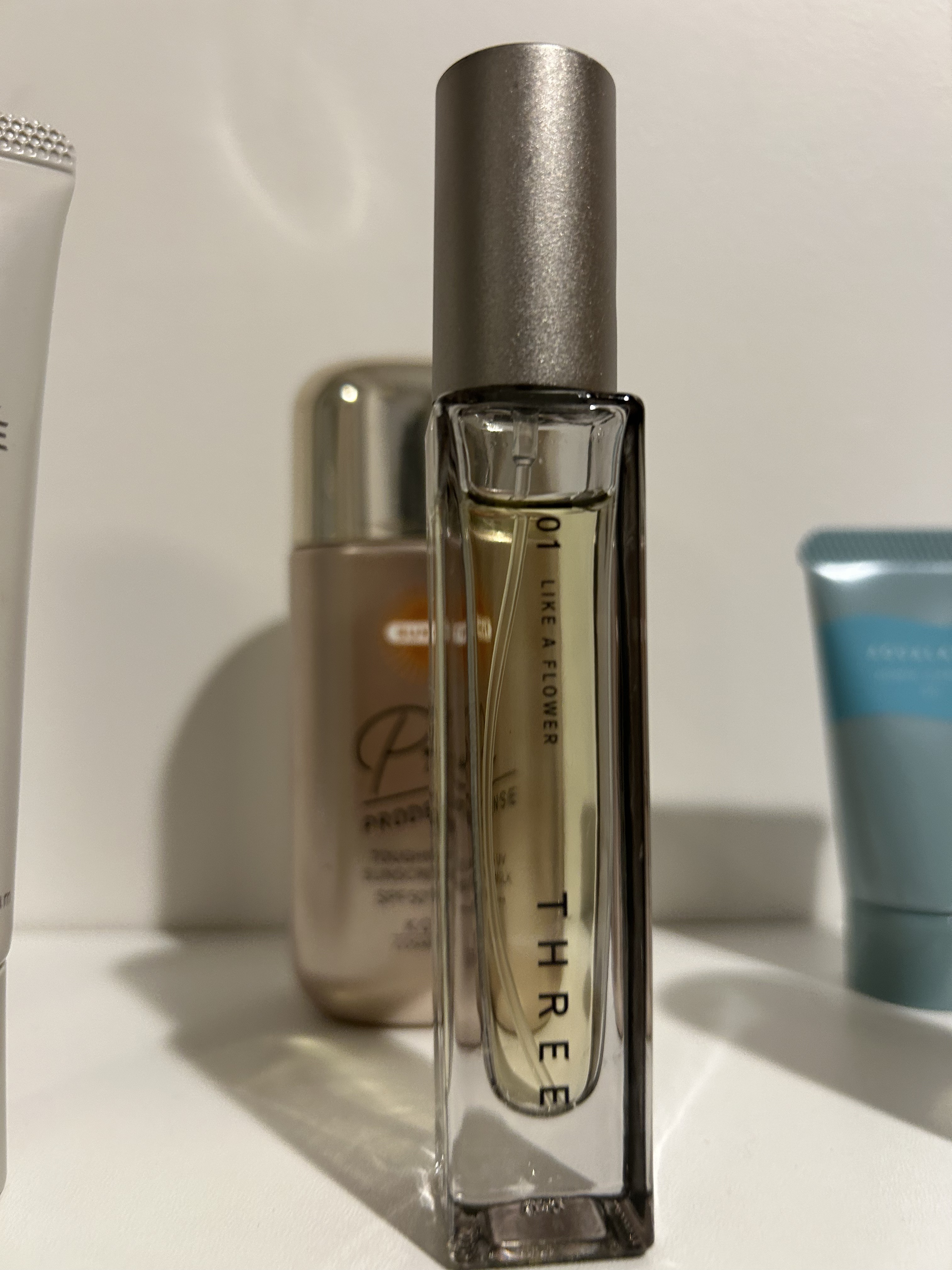 試してみた】THREE THREE エッセンシャルセンツ R 01 LIKE A