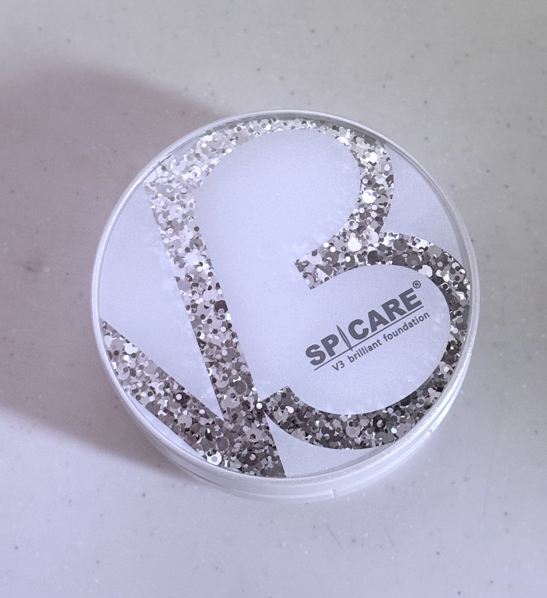 下地なしで使えるからめちゃ楽ちん！
トントンとパフで叩き込むだけで、自然なツヤ肌に仕上がります🥺💖
厚塗り感ないのに毛穴や色ムラはちゃんとカバー🙆‍♀️

時間が経ってもヨレにくくて、マスク移りも少なめ。
「メイクしながらスキンケア」