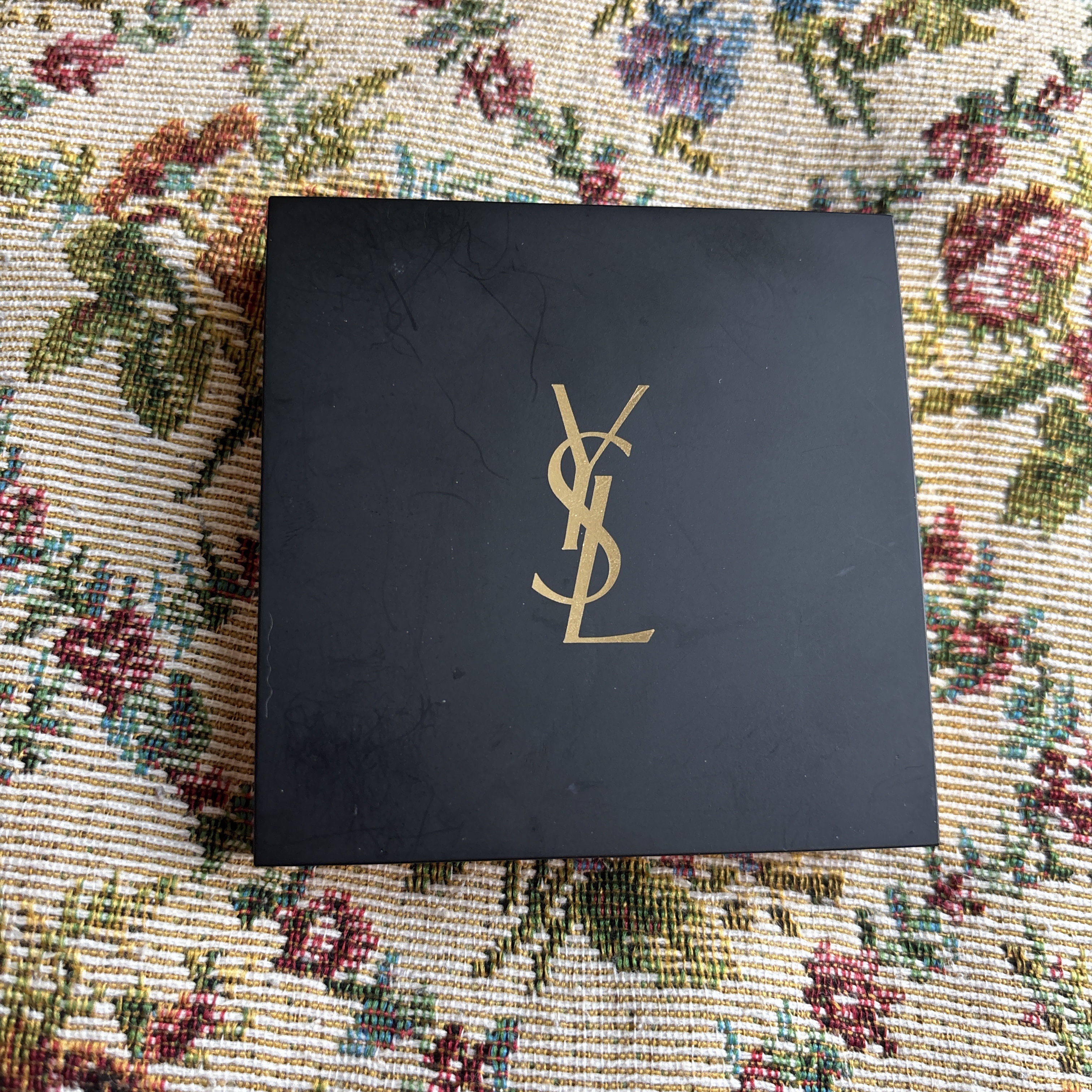 YVES SAINT LAURENT BEAUTE アンクル ド ポー オール アワーズ セッティングパウダーのクチコミ「底見えコスメ♪
夏の間ずっと活躍してくれた。

ツヤがテカリに見えがちな肌だけど、これ使えばマ.....」（1枚目）