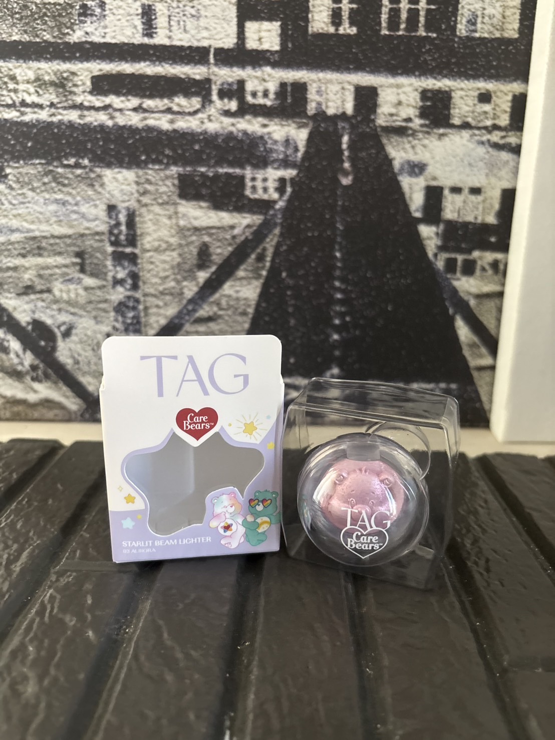 ケアベアコレクションが可愛すぎて🐻💗
私は【スタレットビームライター #3 オーロラ】をチョイス✨

細かいパールが入っていて、光の角度でオーロラのようにツヤっと発光してくれるので、頬や鼻筋にサッと入れるだけで一気に華やかな印象になりま