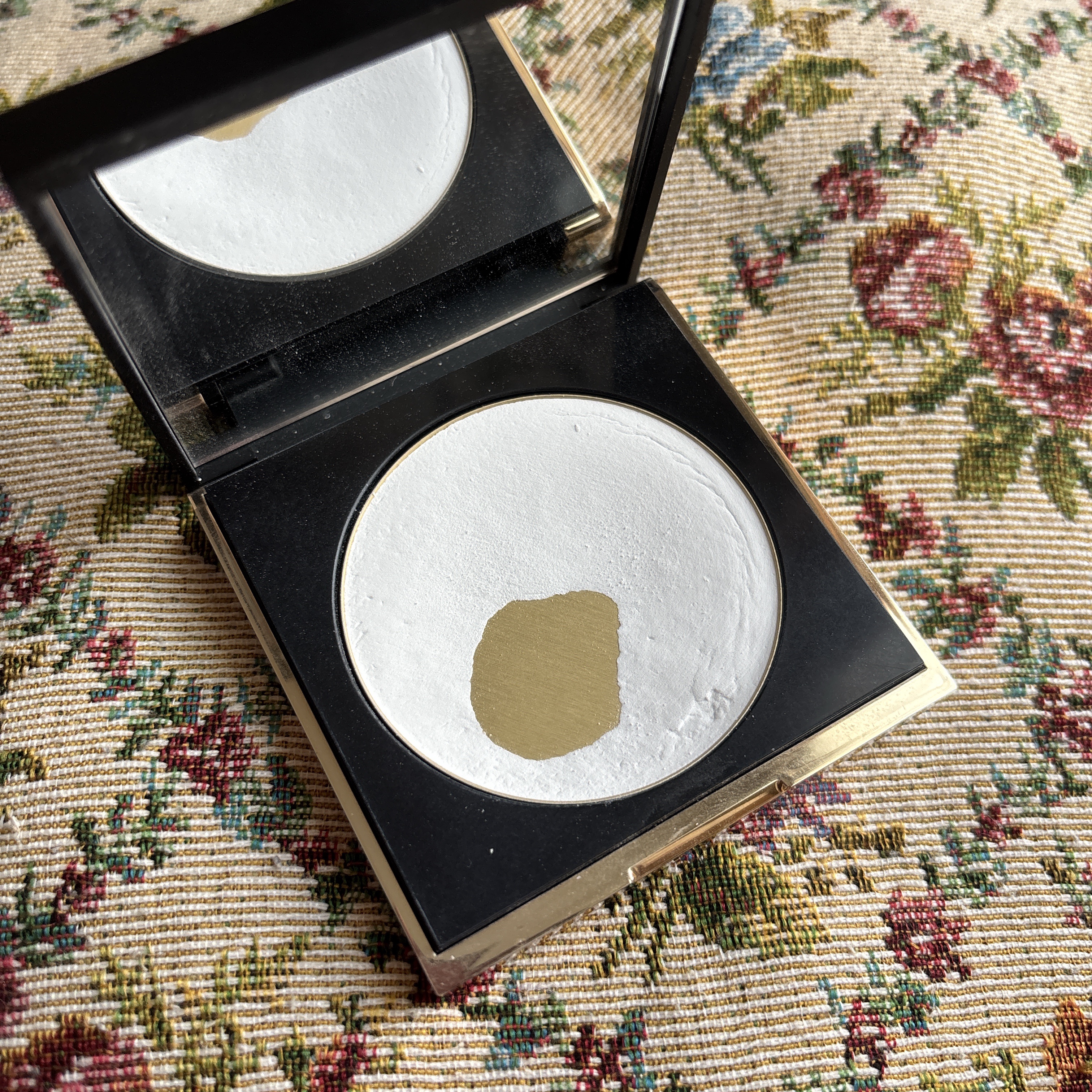 YVES SAINT LAURENT BEAUTE アンクル ド ポー オール アワーズ セッティングパウダーのクチコミ「底見えコスメ♪
夏の間ずっと活躍してくれた。

ツヤがテカリに見えがちな肌だけど、これ使えばマ.....」（2枚目）