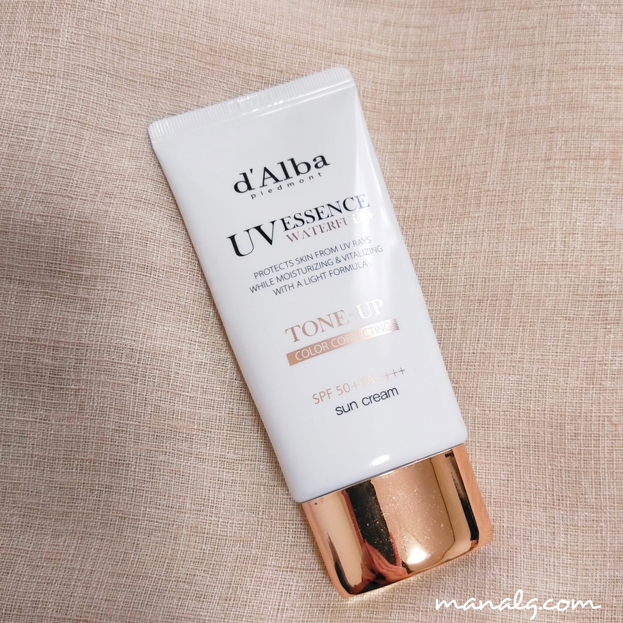 ダルバ ウォータフルトーンアップサンクリーム

日焼け止めとトーンアップと下地がひとつになっているので便利でした

明るすぎず程よくトーンアップするのがよかったです

伸びがよいのでコスパ的にも◎