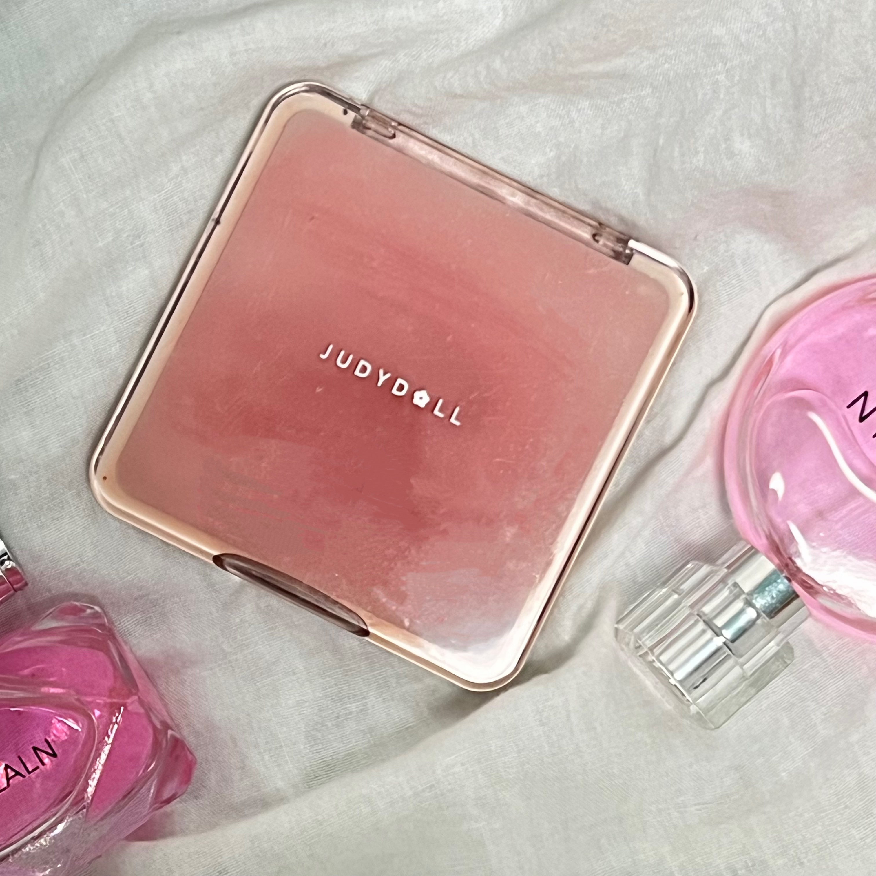  SHEINで購入しました！
マットハイライトが最高です✨
小鼻を小さく見せたり、鼻筋を作ったり、涙袋に載せたりなど、万能です！！
もちろんラメ入りのハイライトやシャドウも使えます！何よりパレットになっているのがGood👍🏻