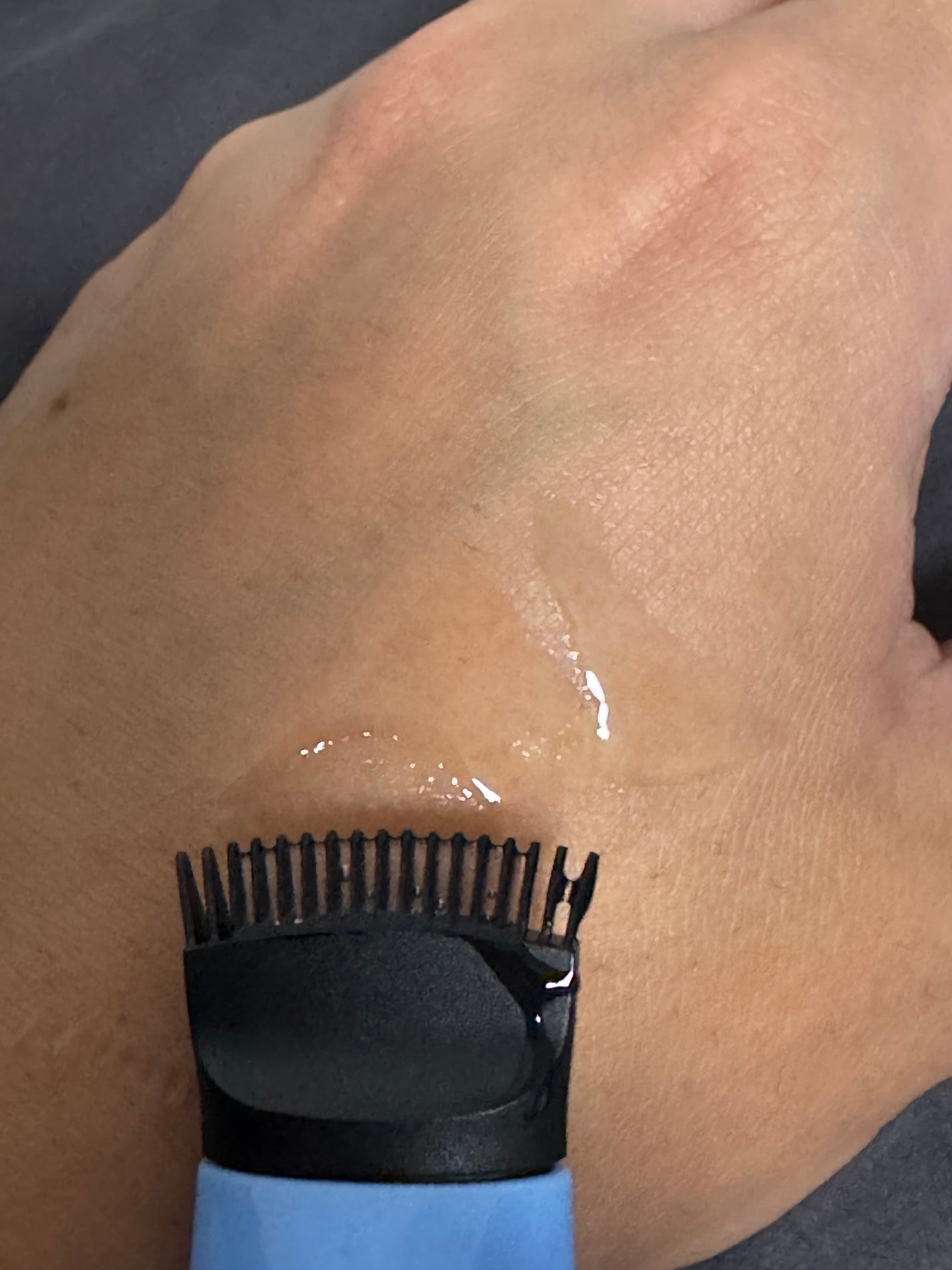 まっきー on LIPS 「頭皮に直接使える櫛一体型のデザインがとても便利で、シャンプー時..」(3枚目)