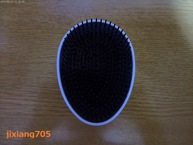 セリア たまご型ヘアブラシのクチコミ「くすみカラーを購入して使っています。
セリアで110円でした。

歯が細かくて、頭皮に適度な刺.....」（3枚目）