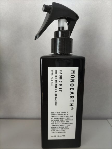 MONOEARTH FABRIC MISTのクチコミ「ファブリックミスト 空間や服にほんのり香るミストです シミになる場合があるので主にお部屋などに.....」(1枚目)