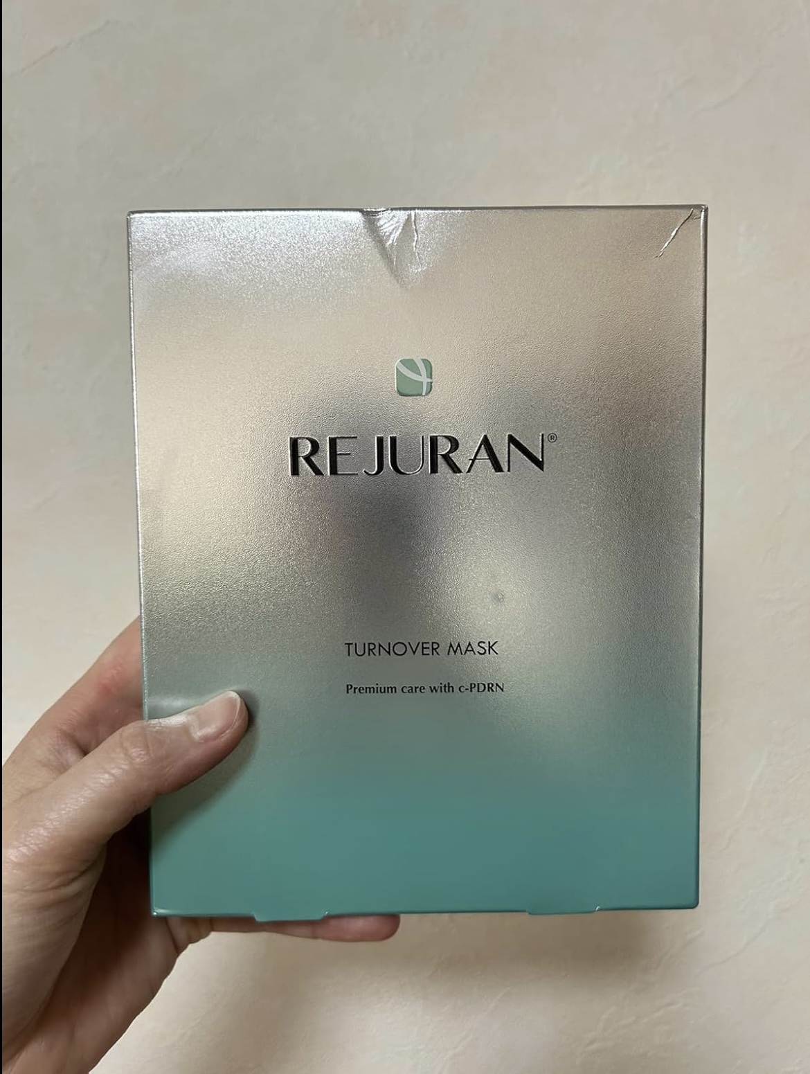 肌がなんとなくゴワついてきた感じがして、話題になっていたこちらのリジュランターンオーバーマスクを使ってみました。
開けた瞬間、美容液の量がすごくてびっくりしました！
マスク自体も厚めでしっかりしているし、肌への密着感もなかなか良いです。
時