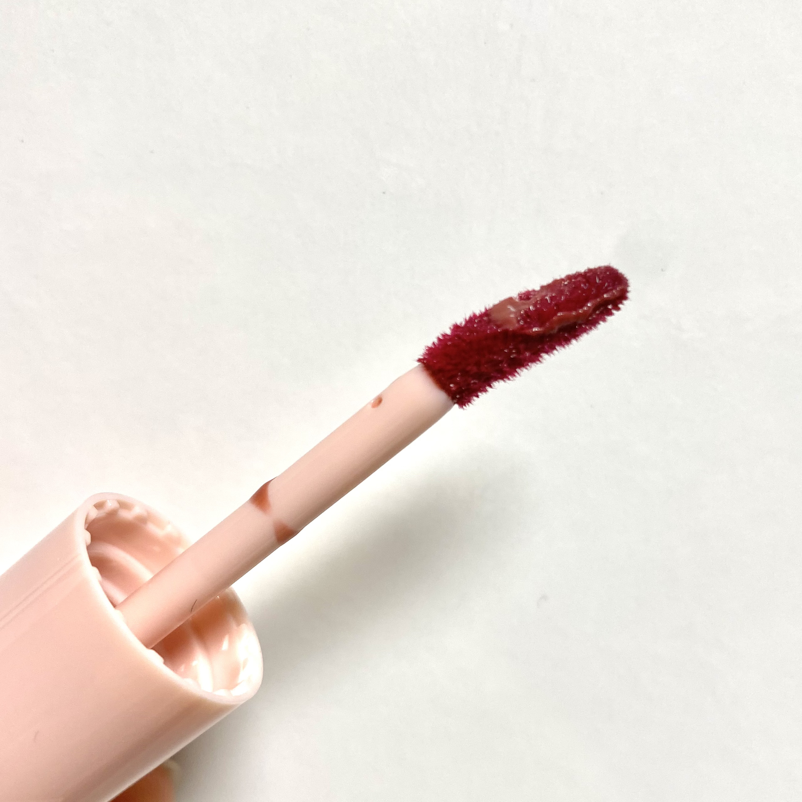 アンドバイロムアンド　グラッシーボムティント BR02 ローズビーン/&nd by rom&nd/リップティントを使ったクチコミ（2枚目）