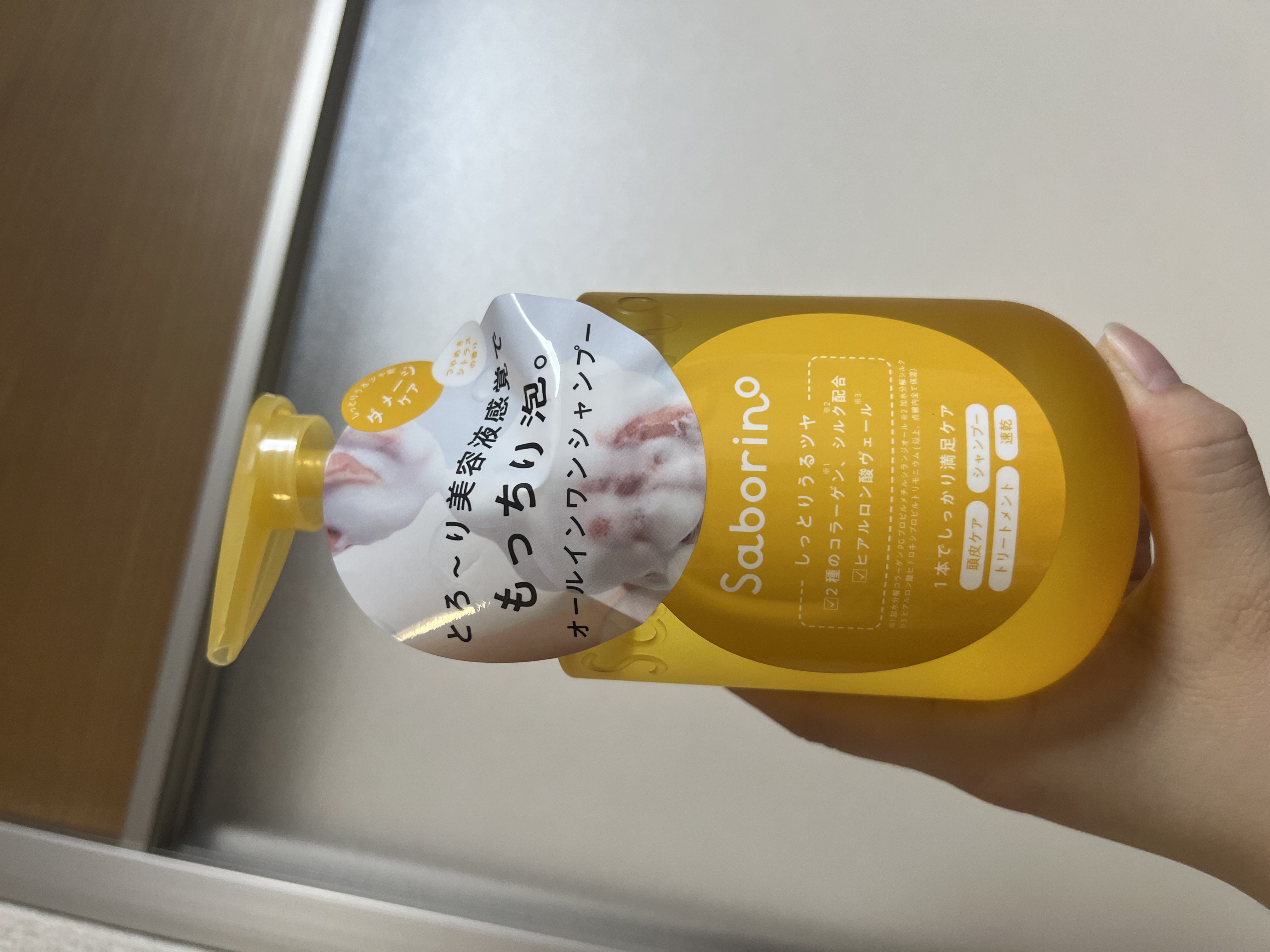 オールインワンシャンプーでこれ1本で全て終わるのがいい。ズボラな人にもおすすめ。泡立ちも良い！匂いも強すぎずシトラスの香りが優しめ。