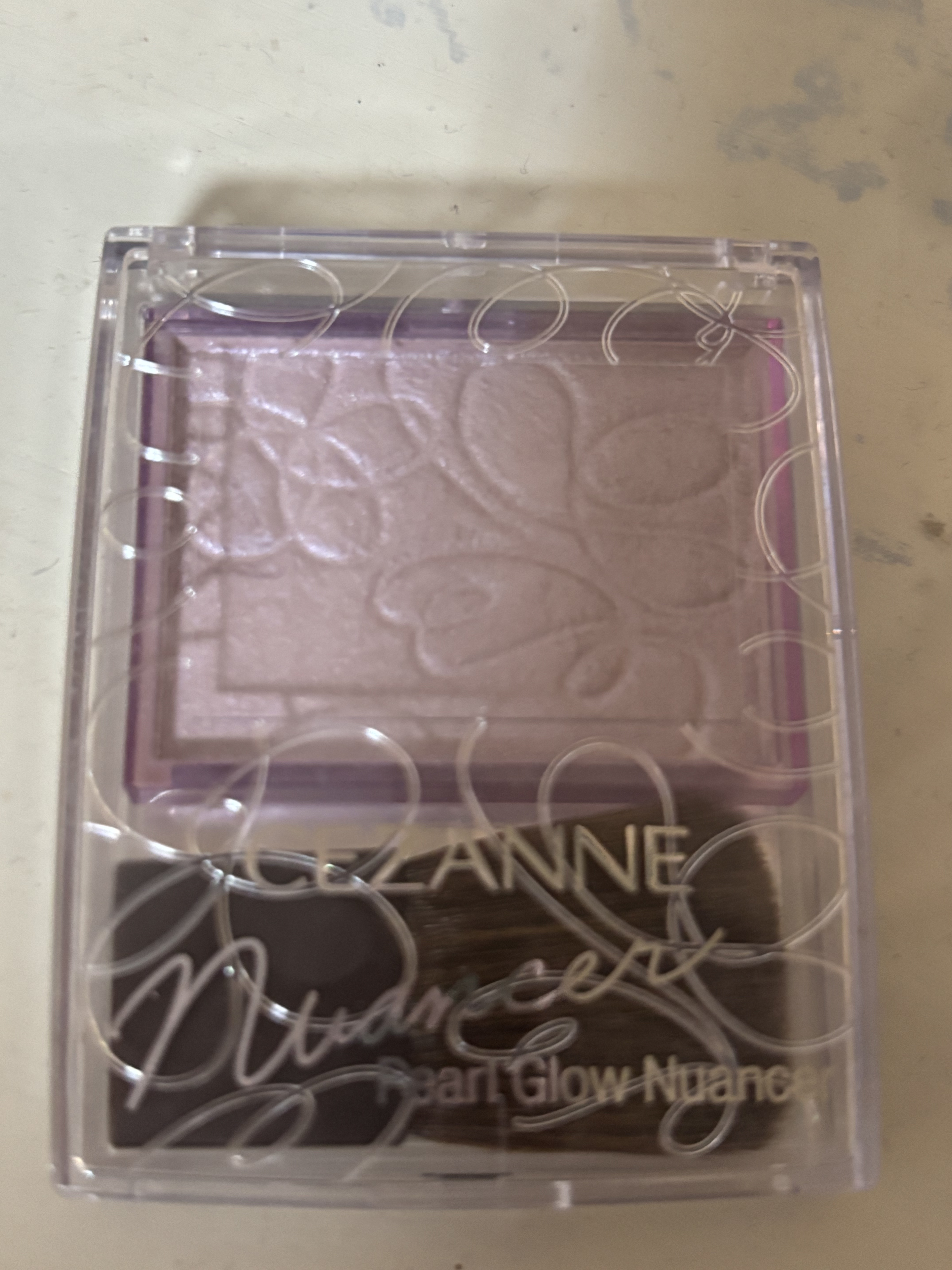 CEZANNE パールグロウニュアンサーのクチコミ「#セザンヌ
#ライラック

紫のハイライト
でかいチークブラシでほっぺに塗った時は、なんかやば.....」（1枚目）