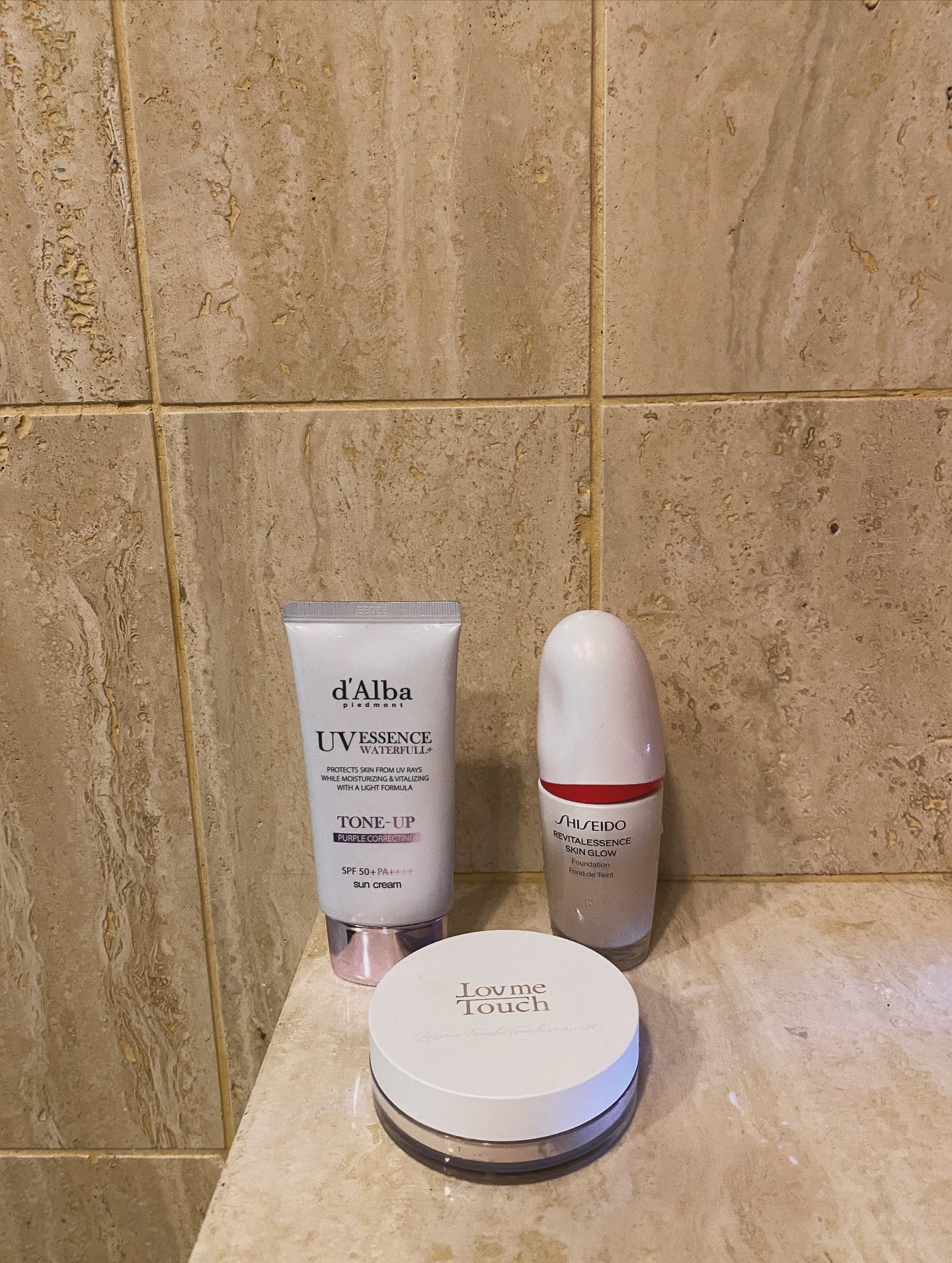 お気に入り1軍ベースメイク🪽
最近は毎日クーラーのせいで乾燥が気になる🥲
いただいたラブミータッチのパウダーは、しっとりタイプで乾燥肌の私にピッタリでした✌︎💗


#shiseido #ダルバ #lovemetouch #ファンデ 