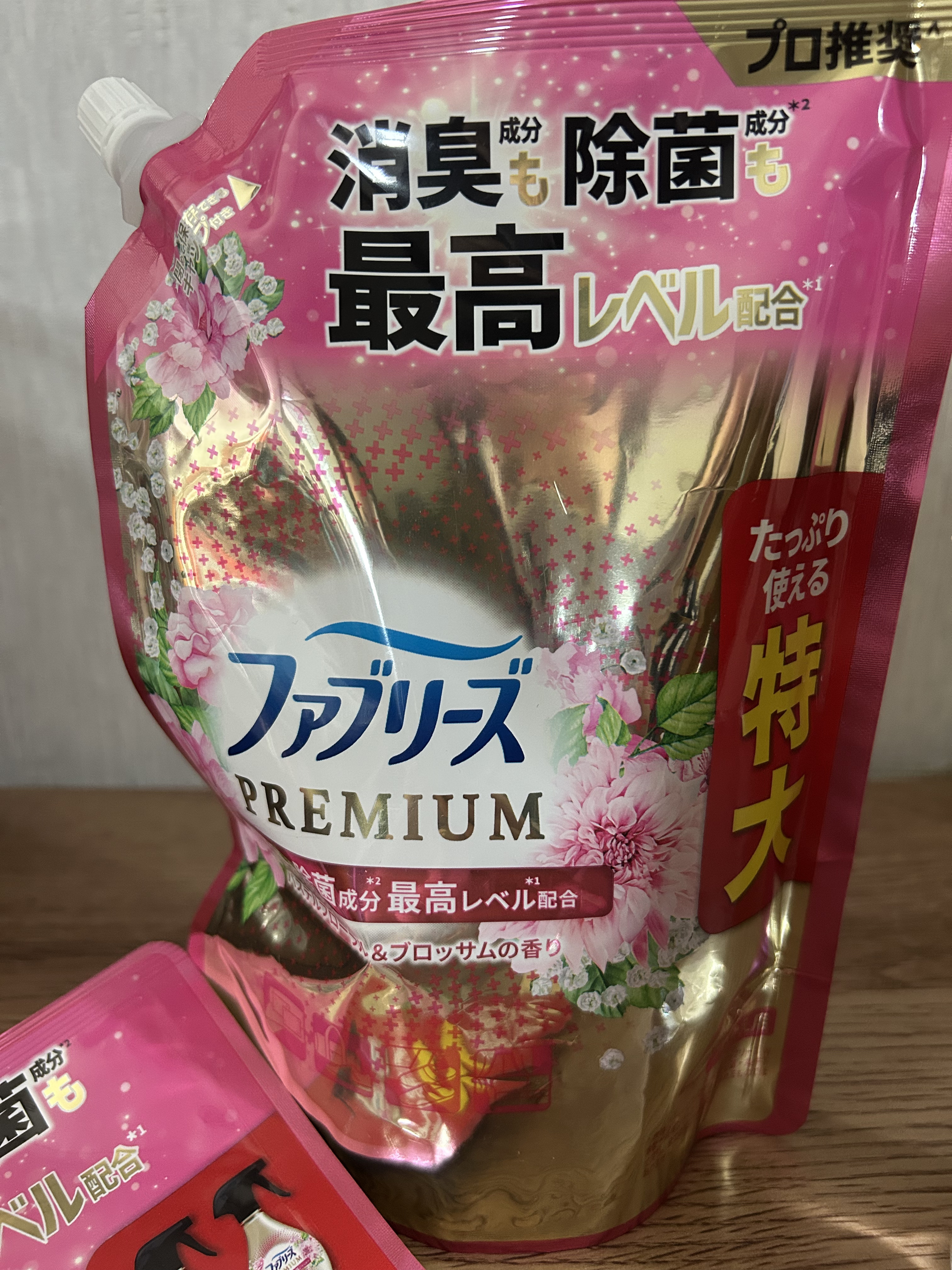 ファブリーズプレミアム  パステルフローラル＆ブロッサムの香り/ファブリーズ/ファブリックミストを使ったクチコミ（2枚目）