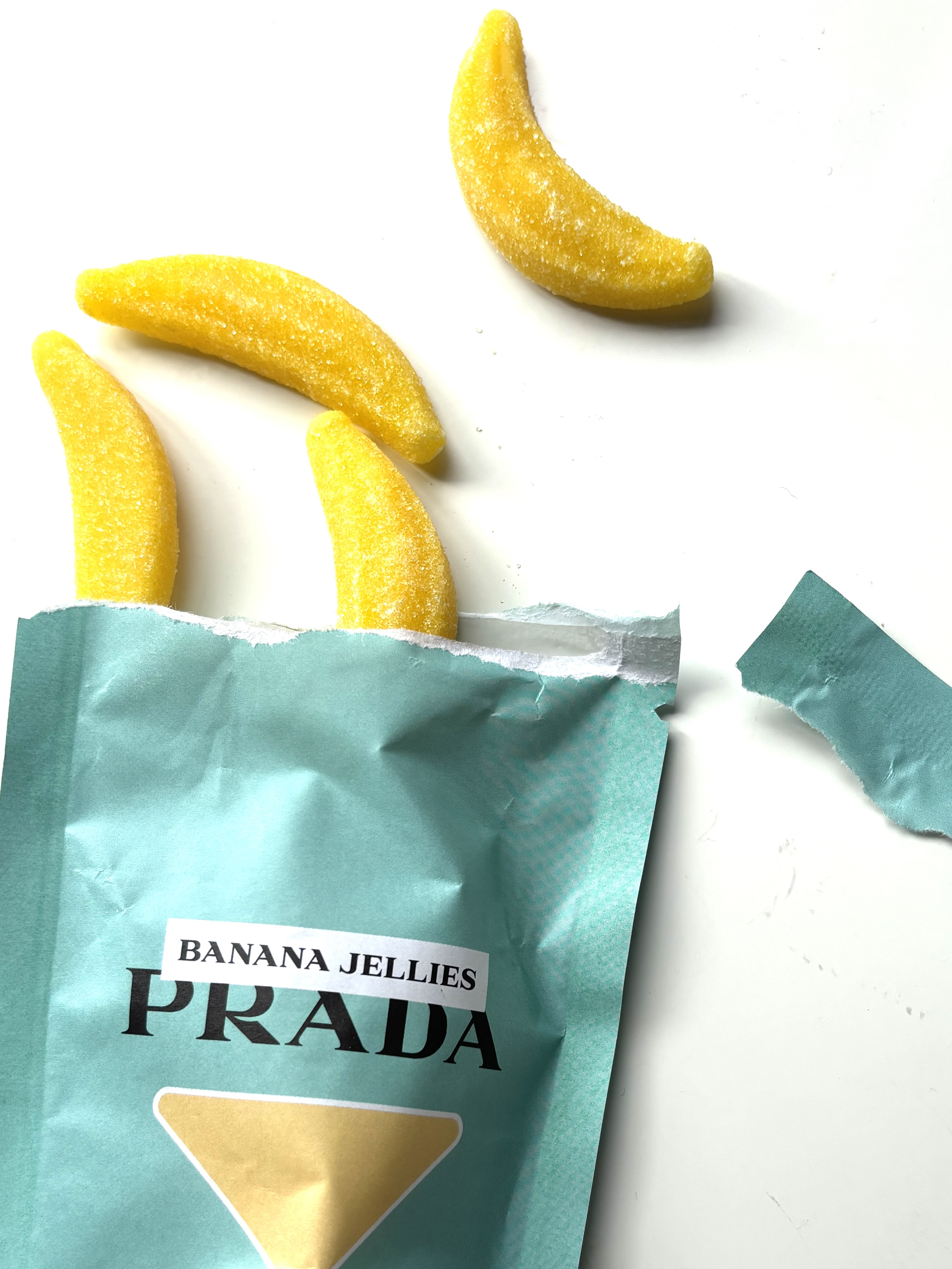 PRADA BEAUTY リップ バーム フロスティング ケアのクチコミ「PRADAのバナナリップバームの
ポップアップやってるから行ってきた🍌

LINE登録すれば入.....」（1枚目）