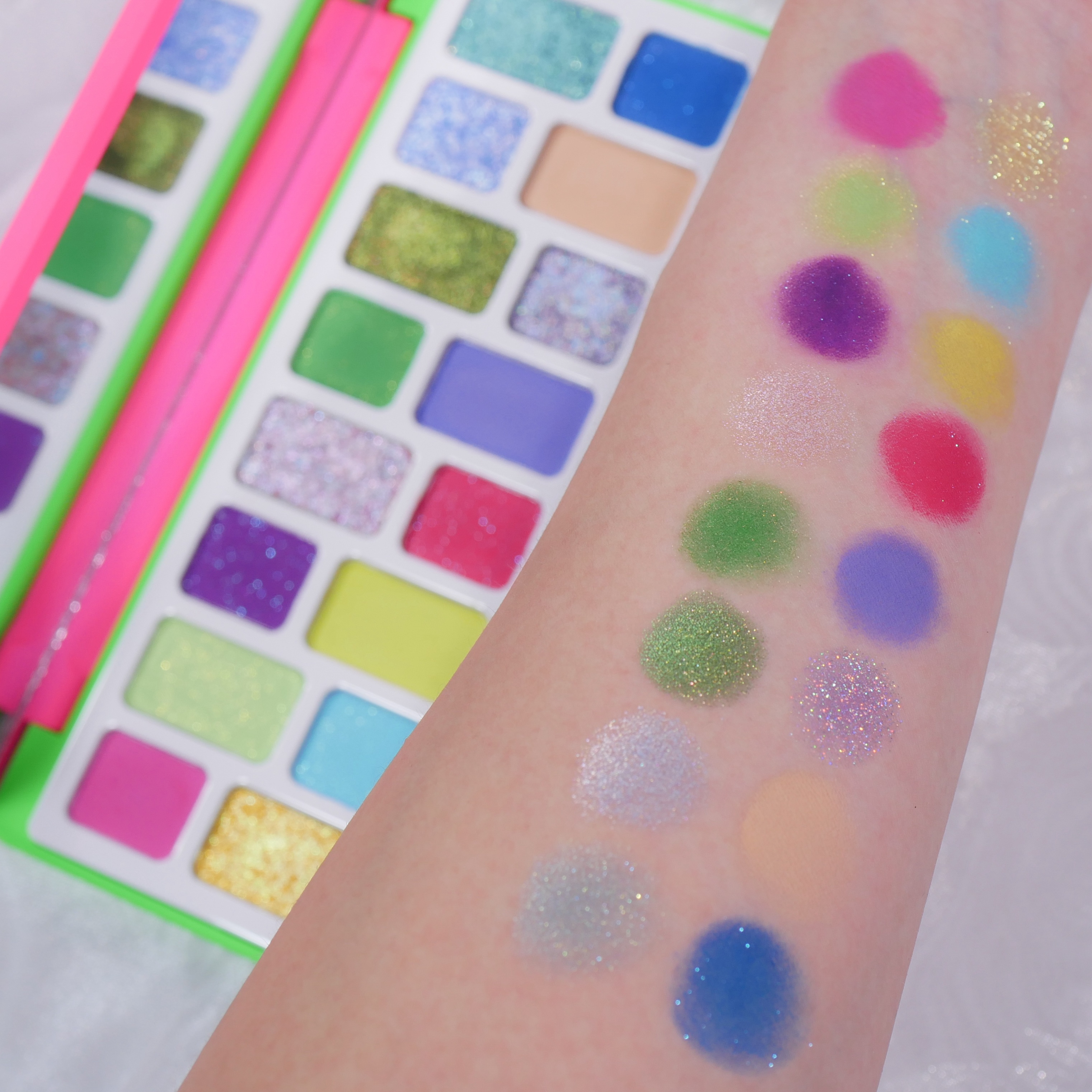 16-Color Natural Star Eye Shadow Palette / CHEERYEP