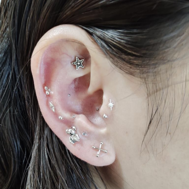 耳つぼジュエリー3回目です

今回は付け放題のメニューで
カラーはシルバーばかりにしてもらいました

前回は調子が良く痛みもマシになってましたが今回はまた最初くらいの痛さに💦

ツボ押してもらうと痛いけど耳があたたかくなり真っ赤に

効い