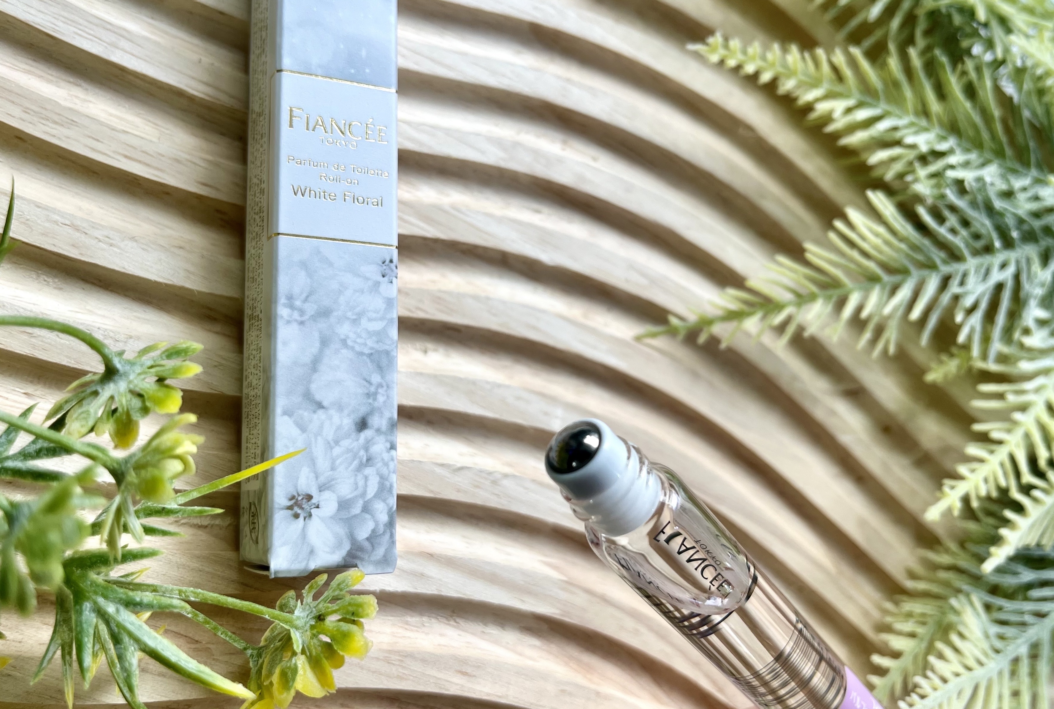 パルファンドトワレ ロールオン ホワイトフローラル/フィアンセ/香水(レディース)を使ったクチコミ（3枚目）